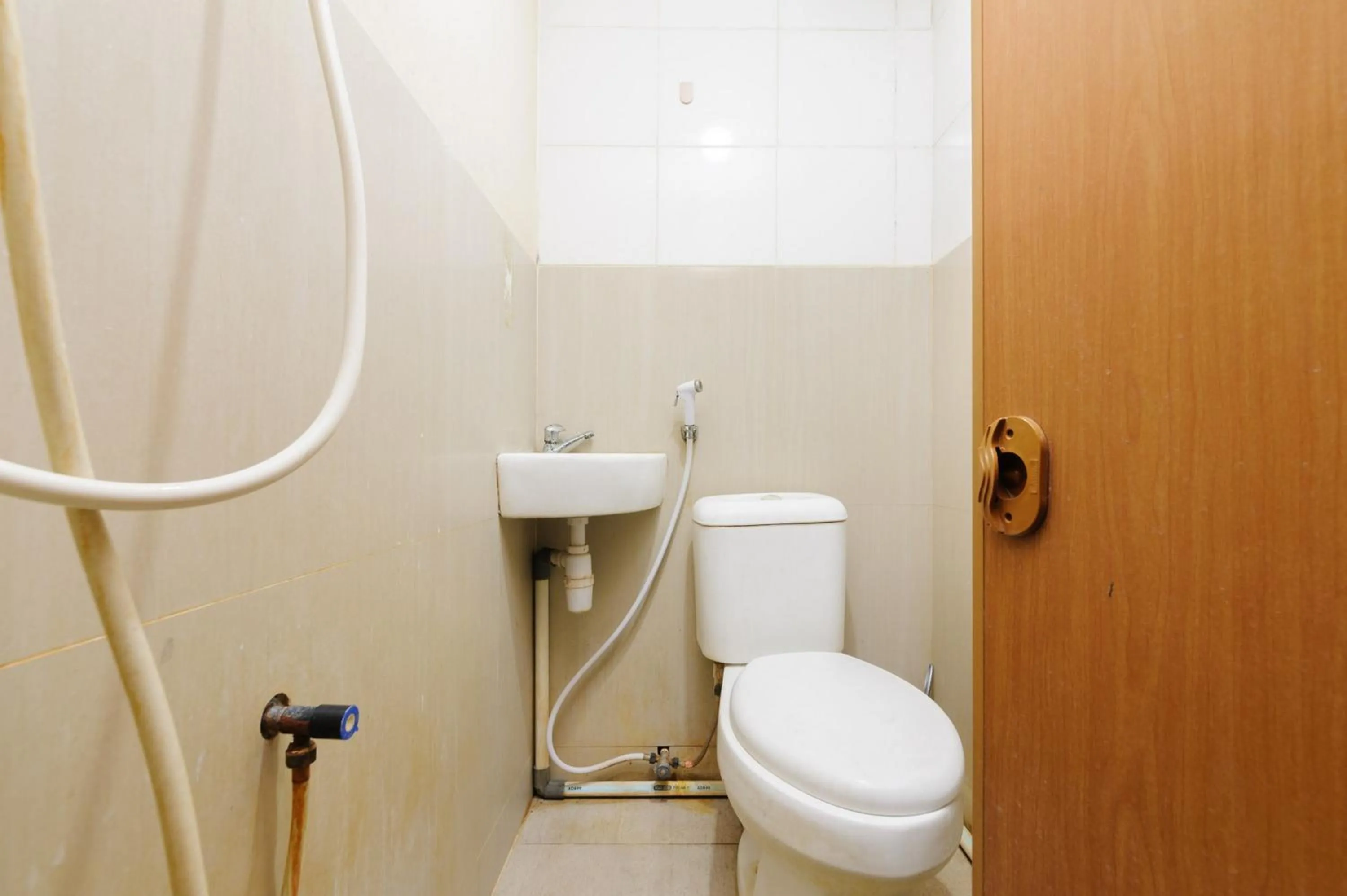 Bathroom in Urbanview Hotel Residence 446 Tanjung Duren