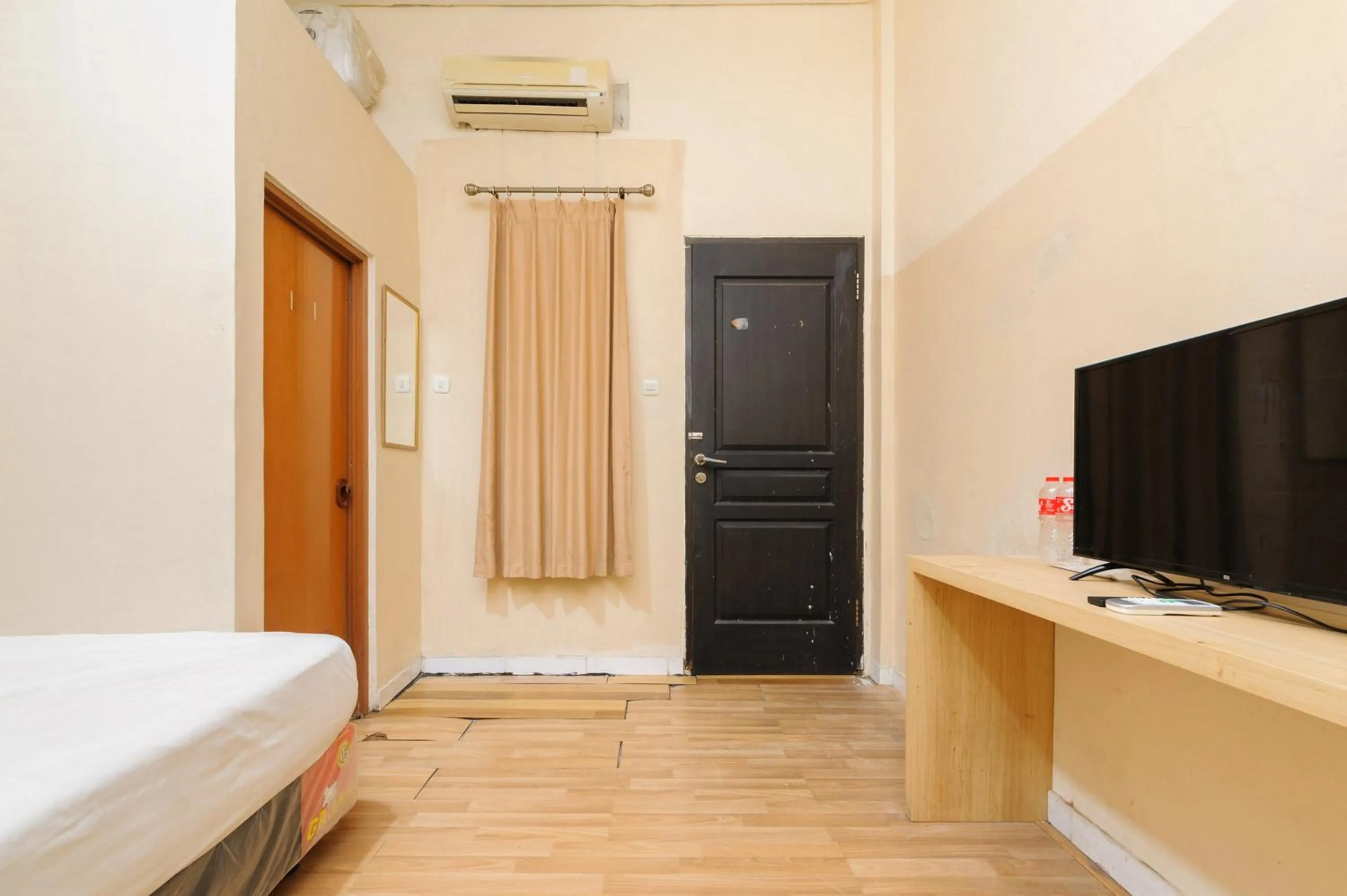 Bedroom, Bed in Urbanview Hotel Residence 446 Tanjung Duren