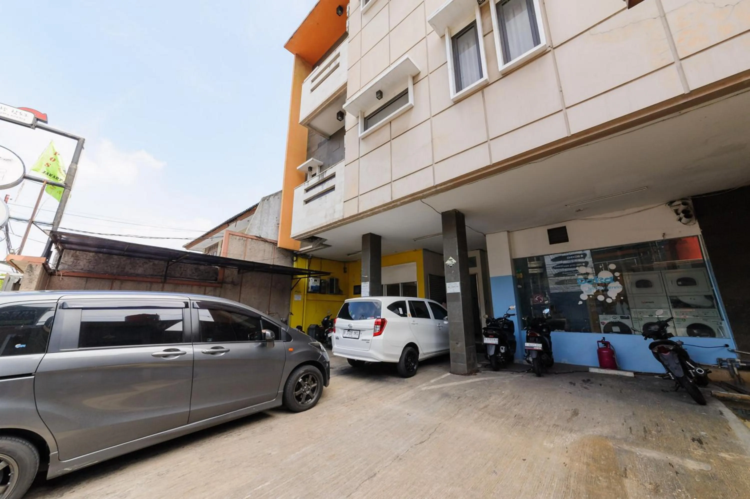 Parking in Urbanview Hotel Residence 446 Tanjung Duren