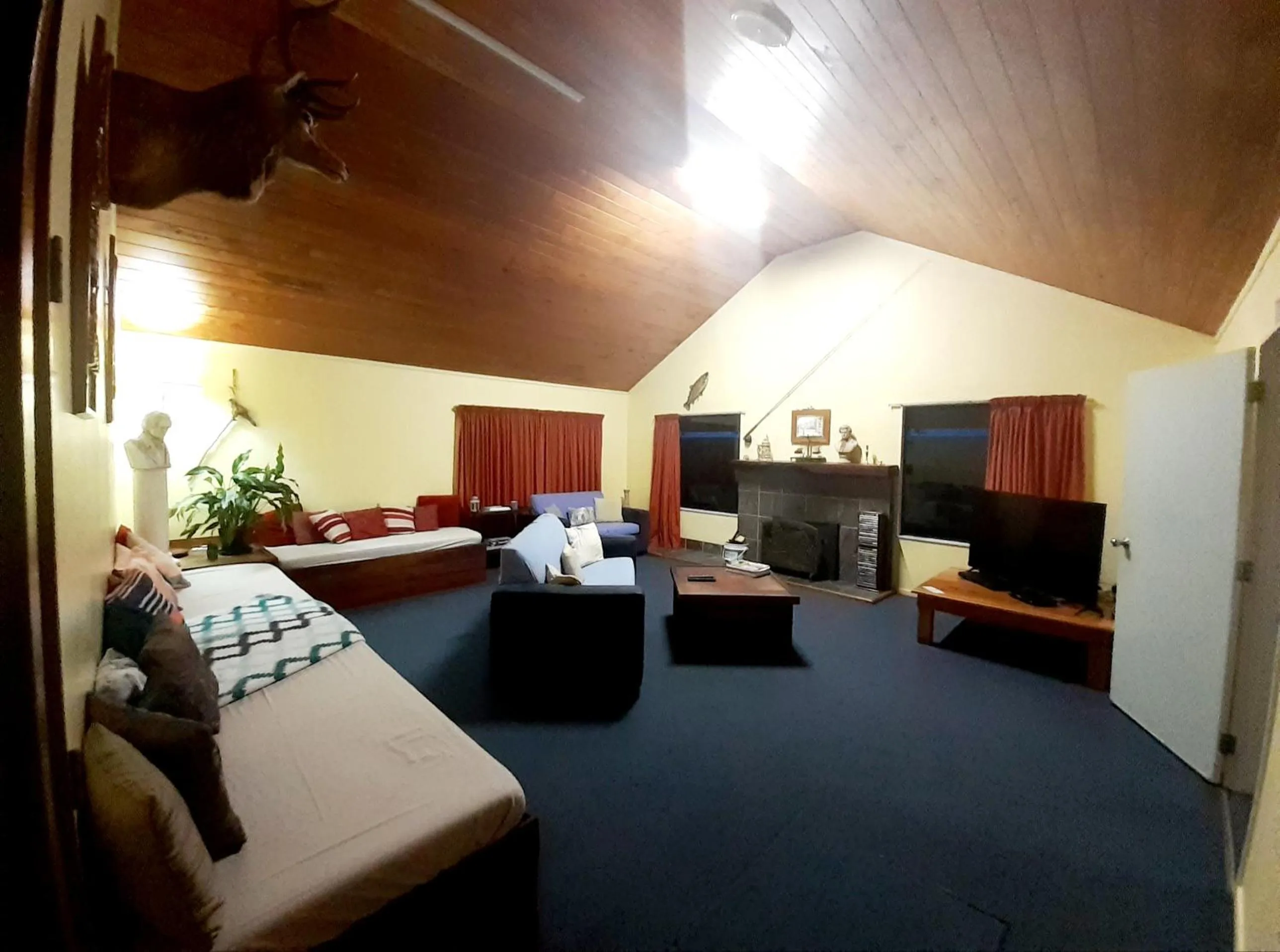 Communal lounge/ TV room, Bed in Tongariro River Retreat
