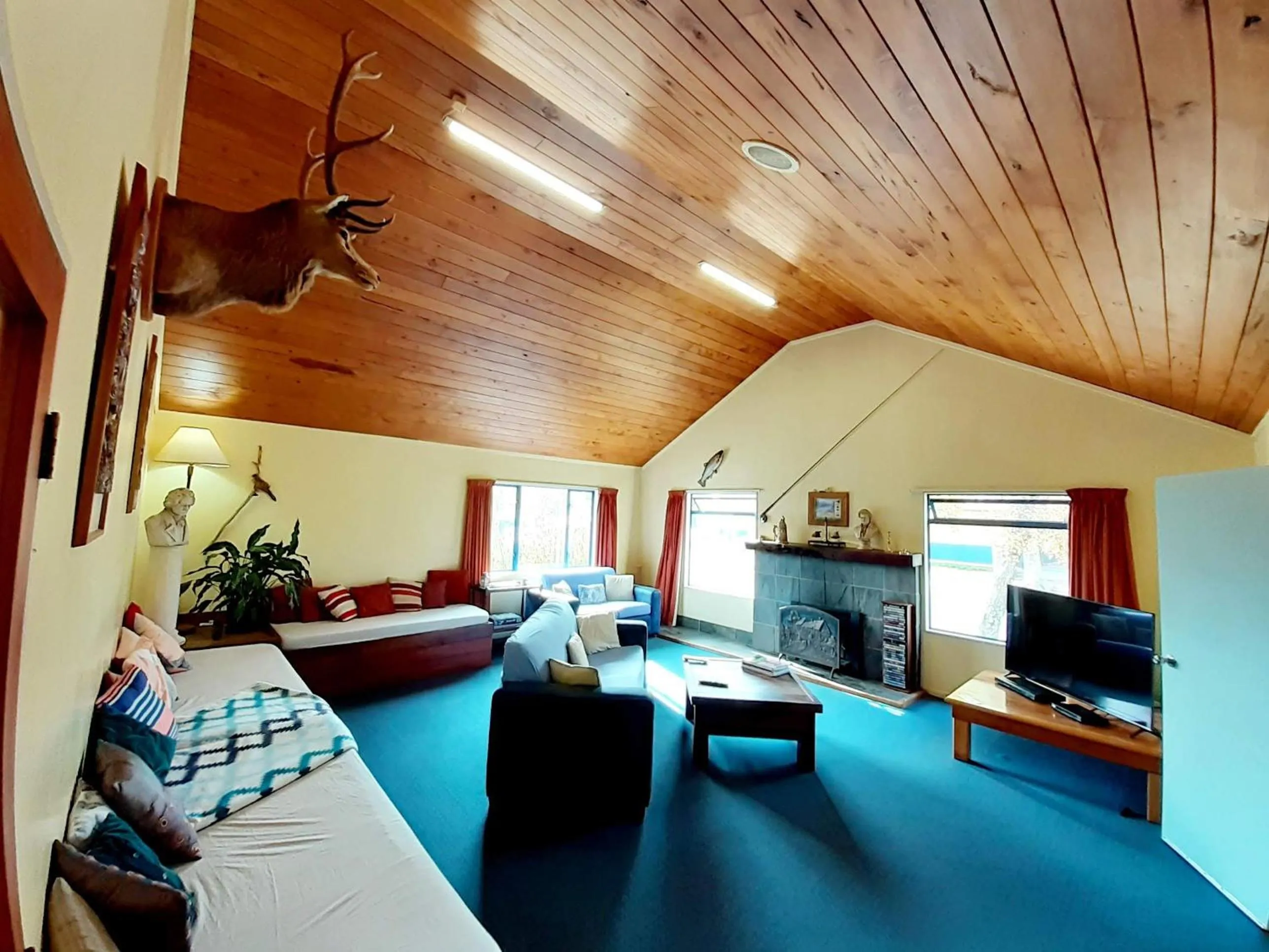 Communal lounge/ TV room in Tongariro River Retreat