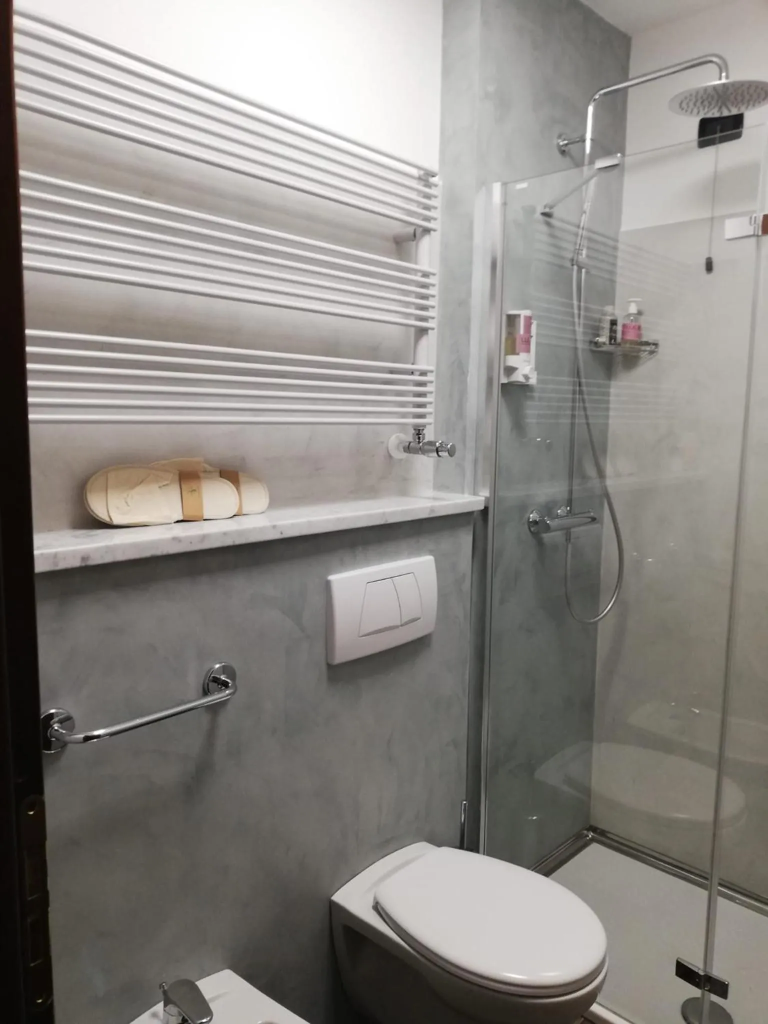 Shower in La Giolitta Accomodations