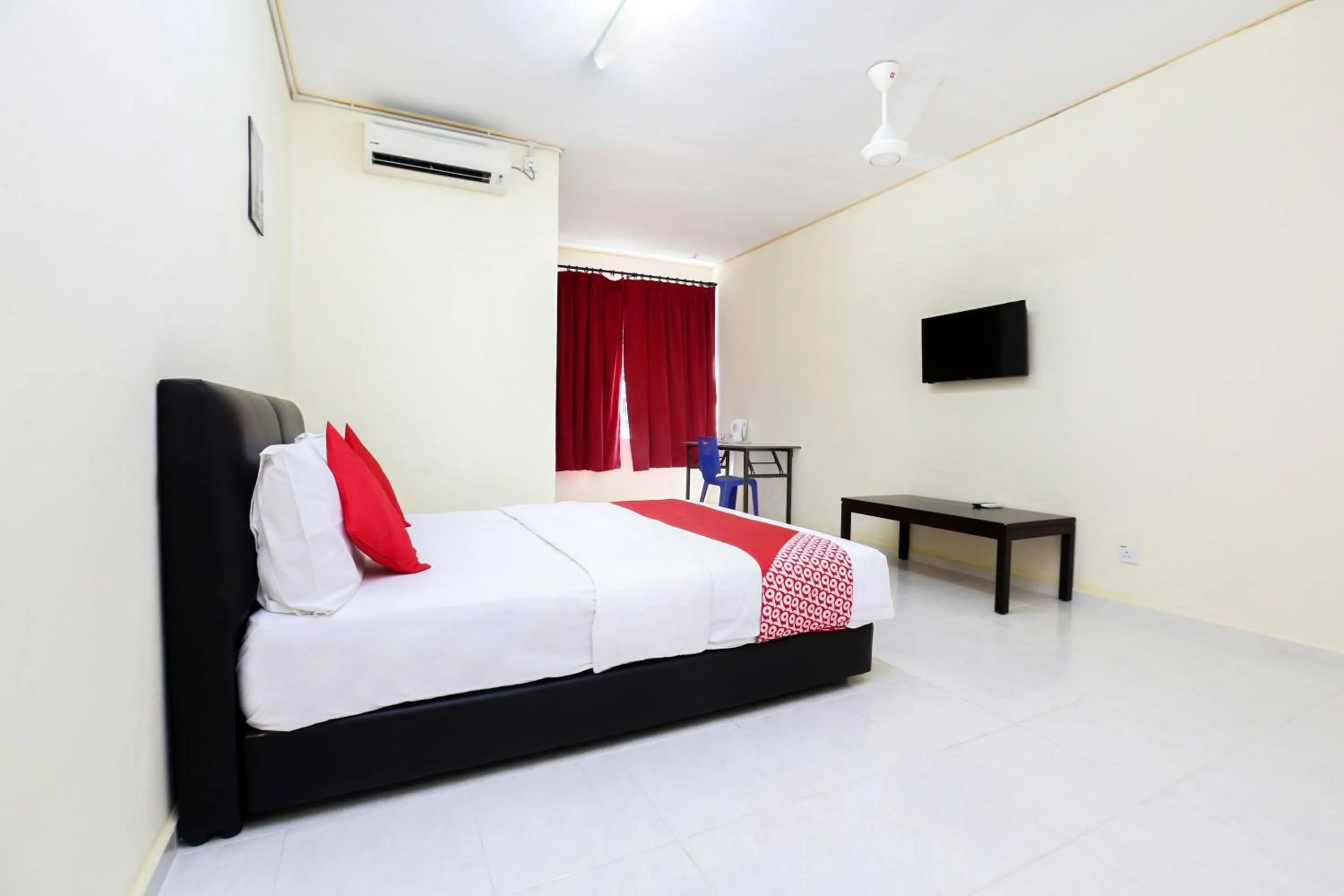 Bedroom, Bed in Hotel O Pelangi Marang