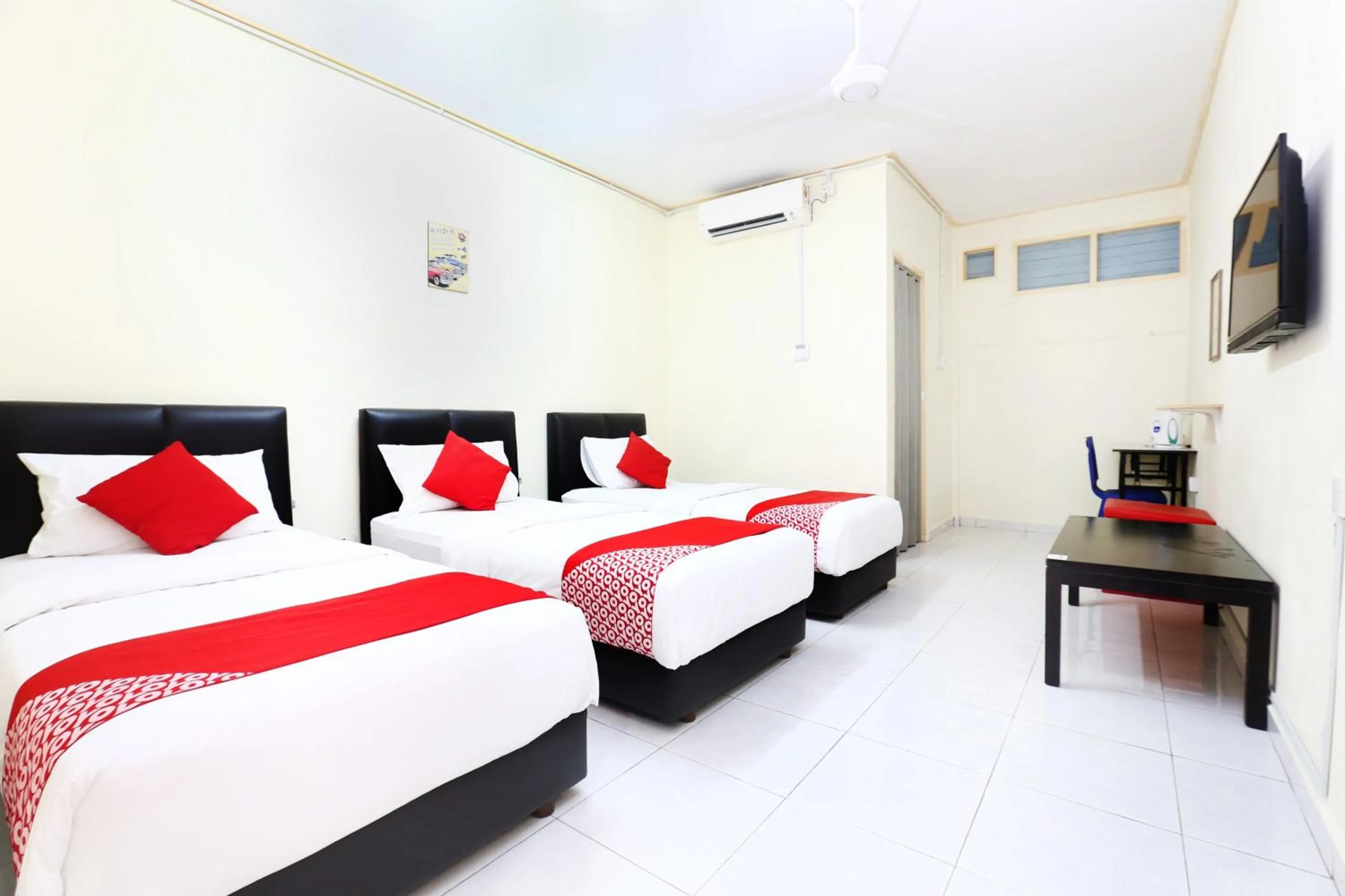 Bedroom, Bed in Hotel O Pelangi Marang