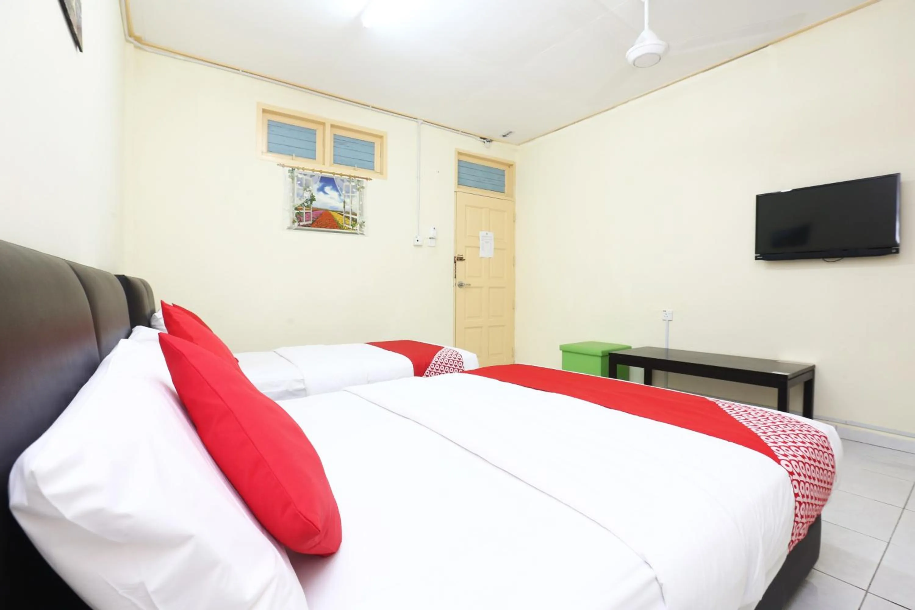 Bedroom, Bed in Hotel O Pelangi Marang