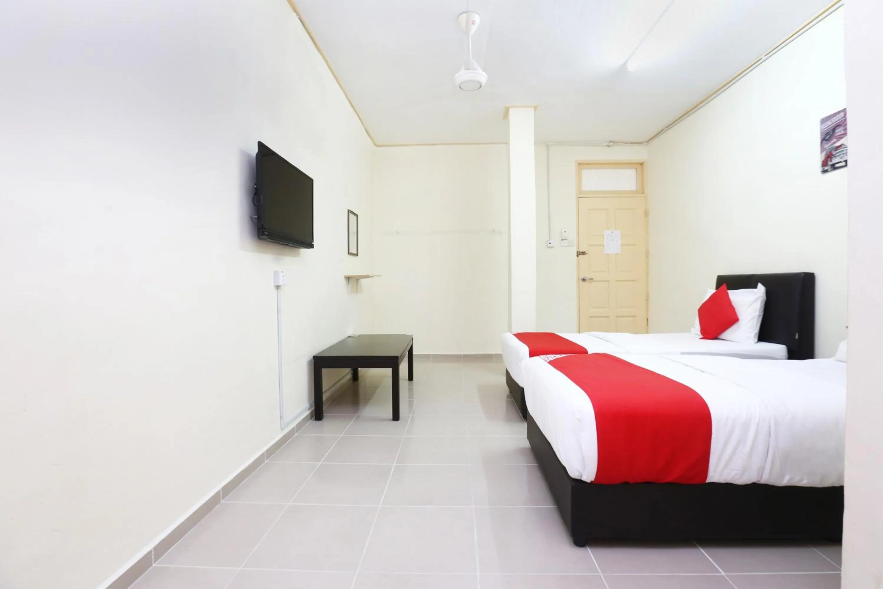 Bedroom, Bed in Hotel O Pelangi Marang