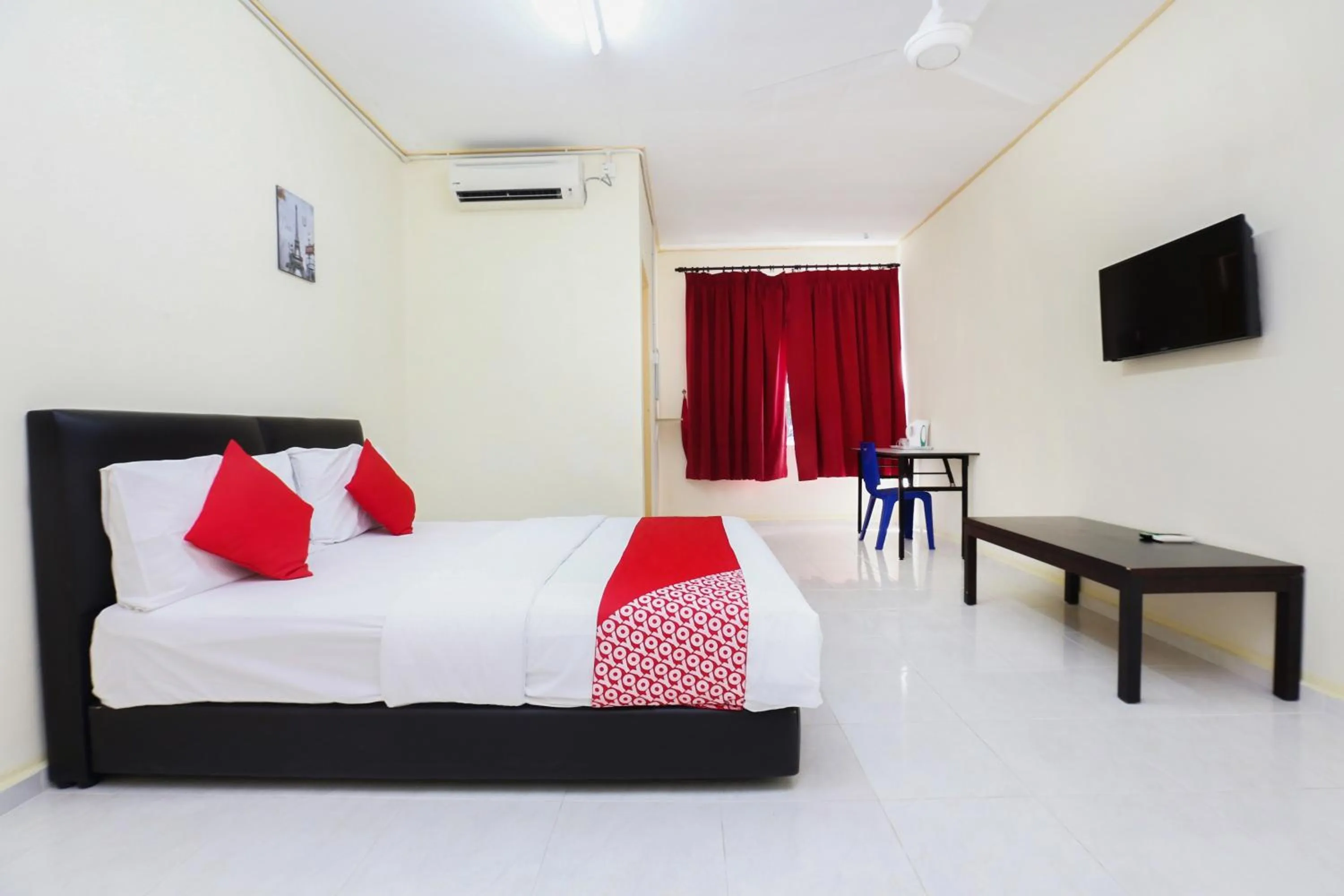 Bedroom, Bed in Hotel O Pelangi Marang