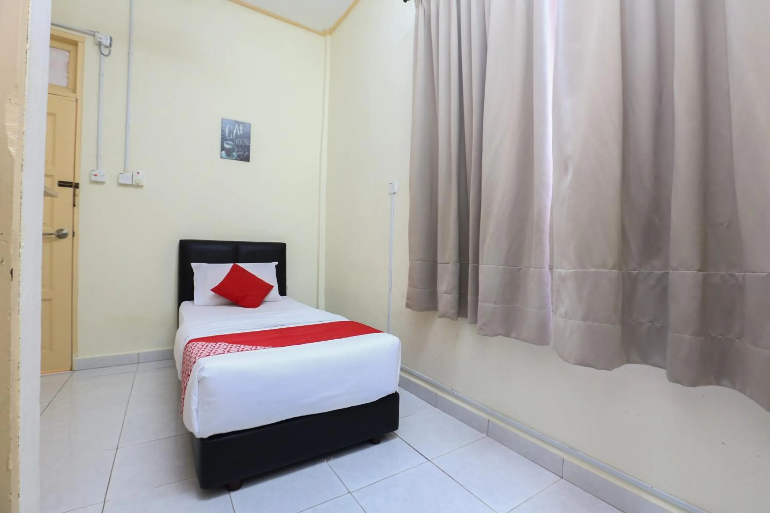 Bedroom, Bed in Hotel O Pelangi Marang