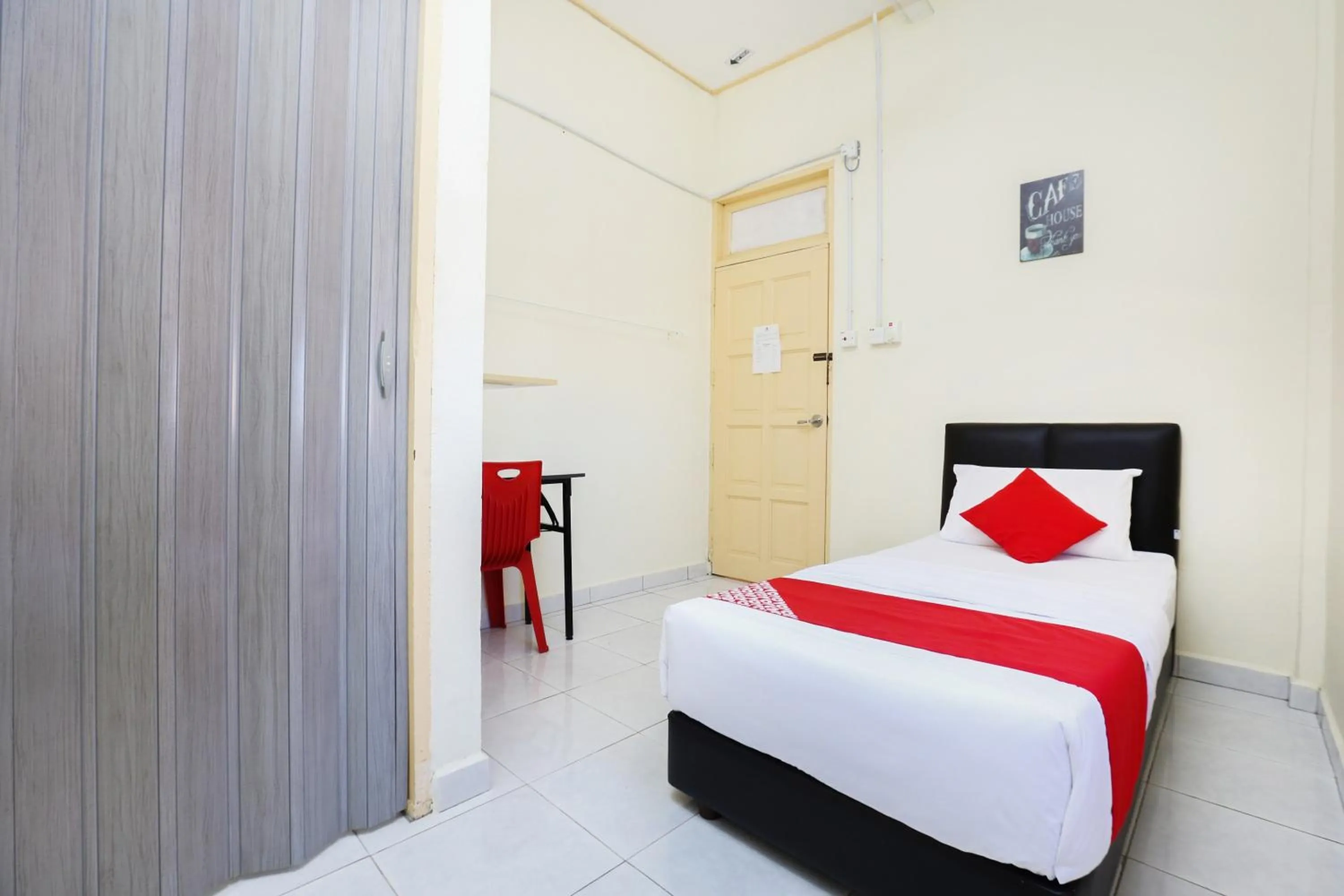 Bedroom, Bed in Hotel O Pelangi Marang