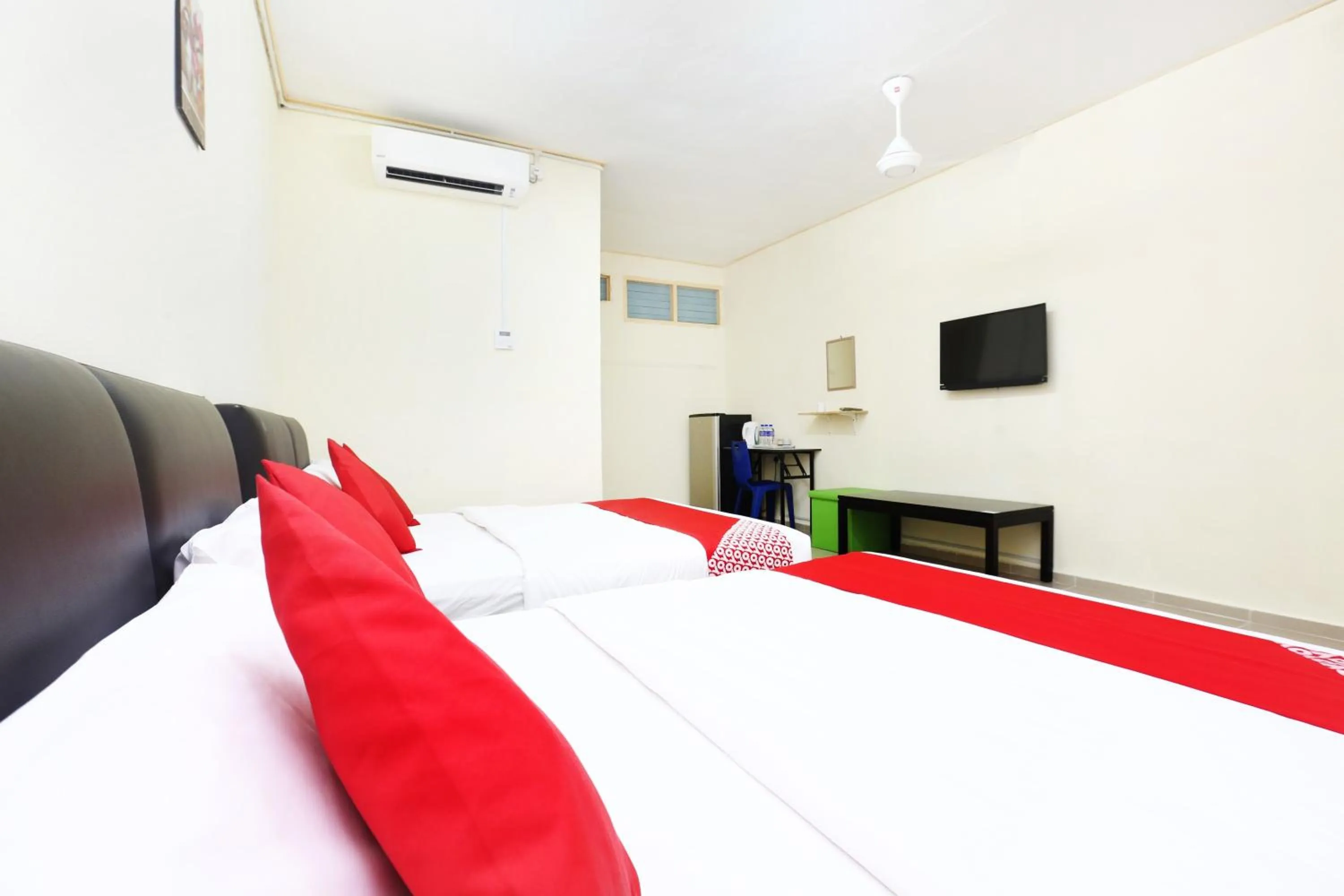 Bedroom, Bed in Hotel O Pelangi Marang