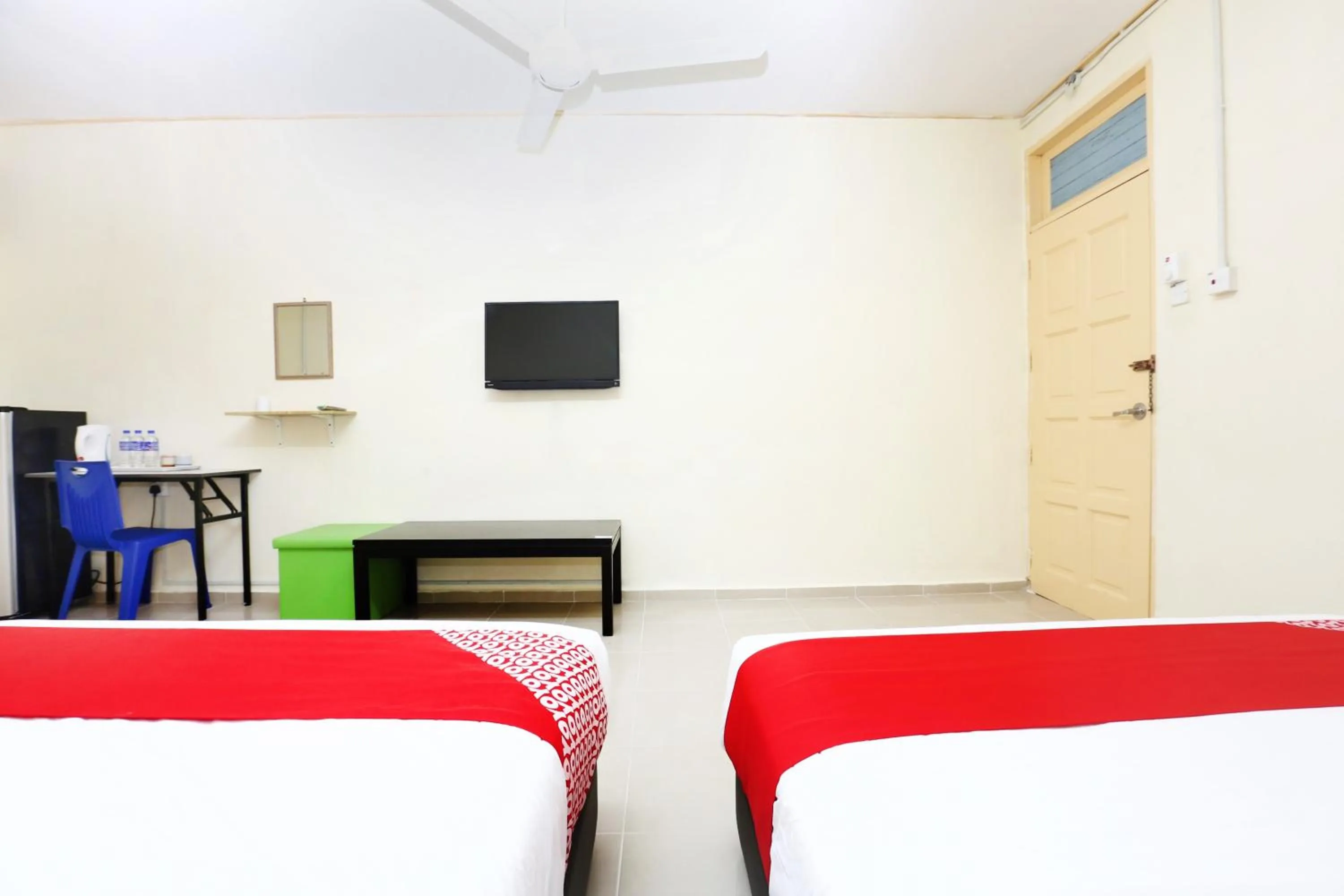 Bedroom, Bed in Hotel O Pelangi Marang