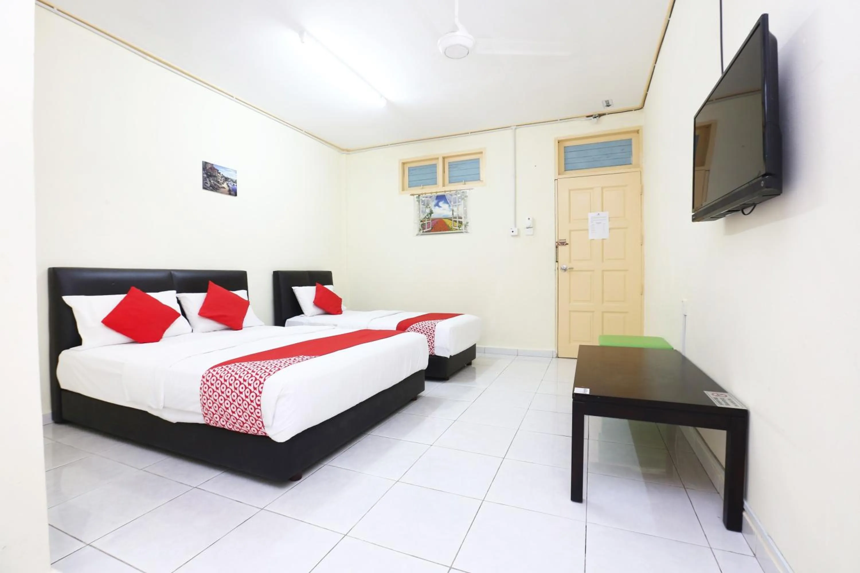 Bedroom, Bed in Hotel O Pelangi Marang