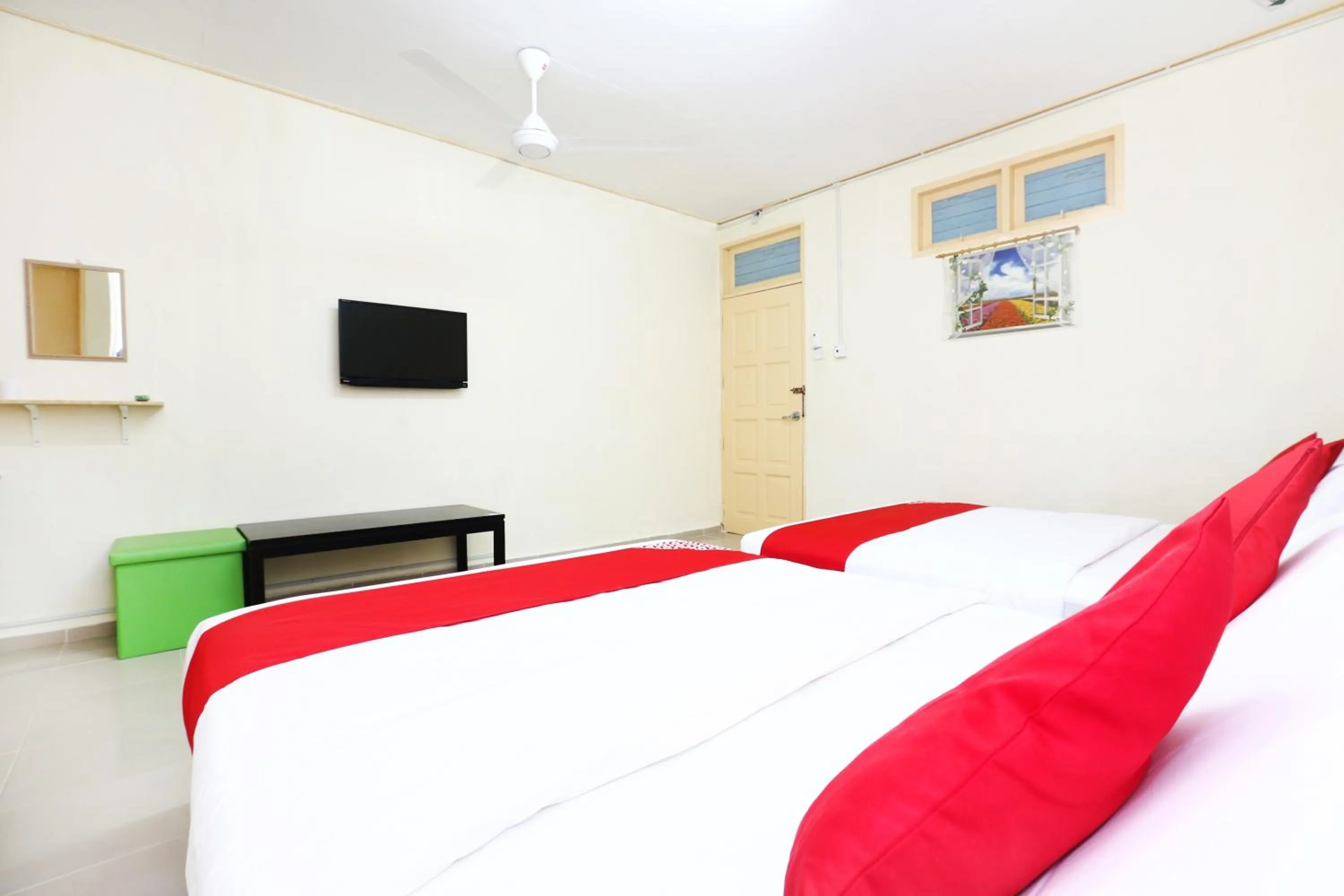 Bedroom, Bed in Hotel O Pelangi Marang