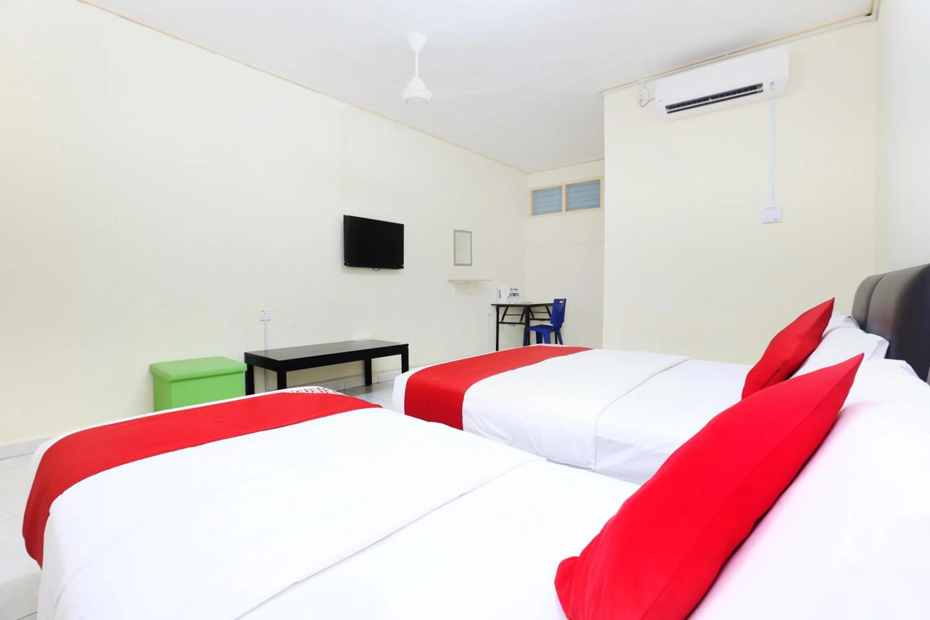 Bedroom, Bed in Hotel O Pelangi Marang