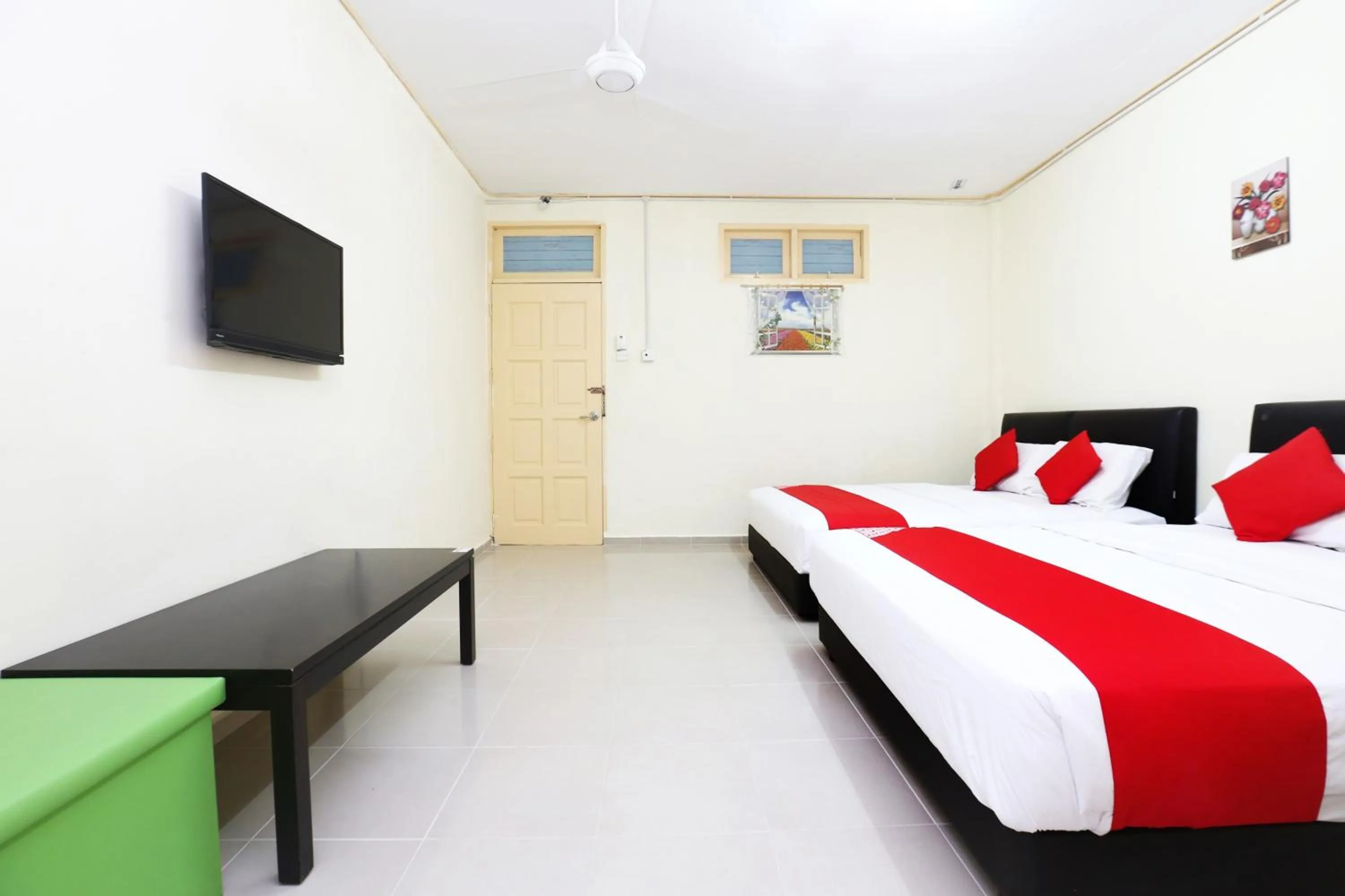 Bedroom, Bed in Hotel O Pelangi Marang