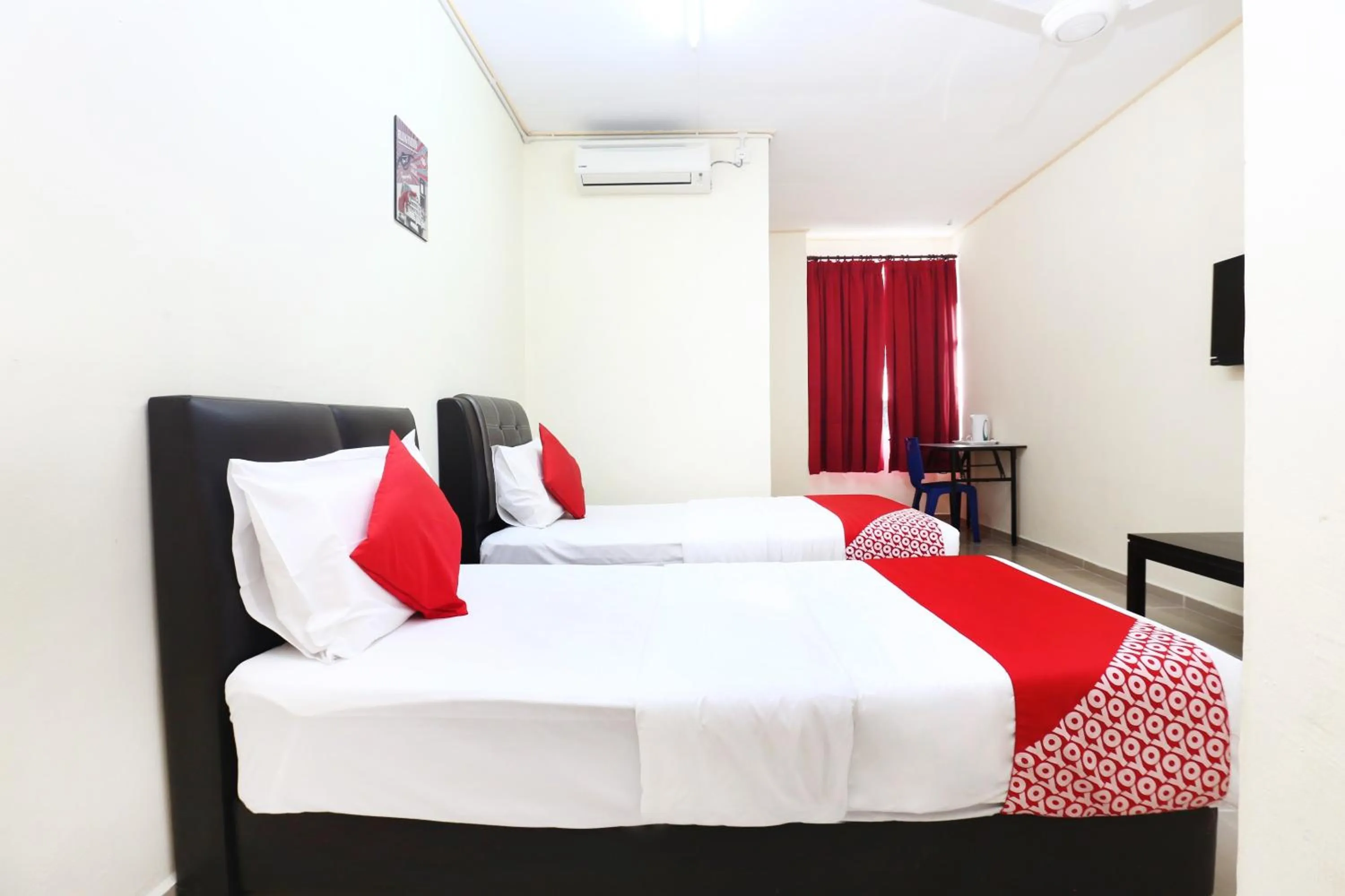 Bedroom, Bed in Hotel O Pelangi Marang