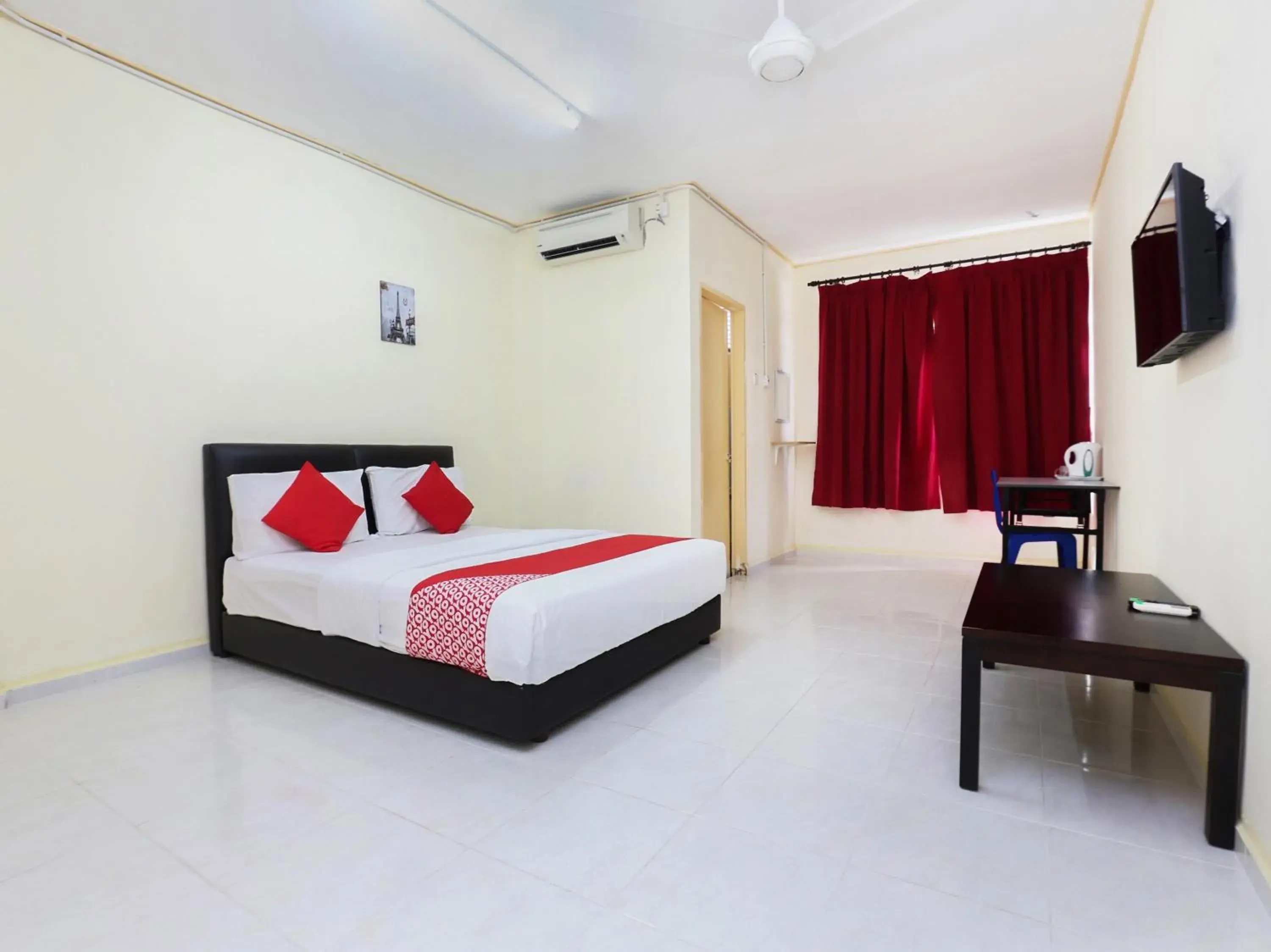 Deluxe Queen Room in Hotel O Pelangi Marang Deluxe Queen Room in Hotel O Pelangi Marang