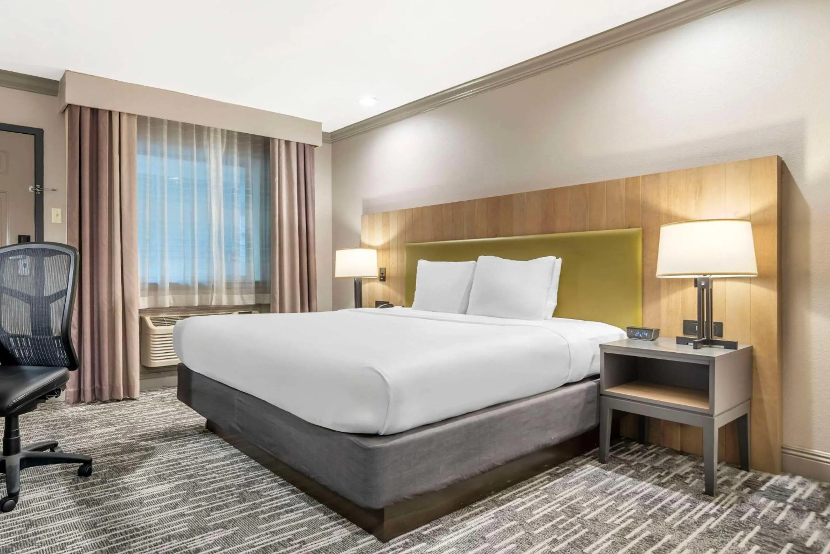 Bedroom, Bed in Country Inn & Suites by Radisson, Metairie New Orleans , LA