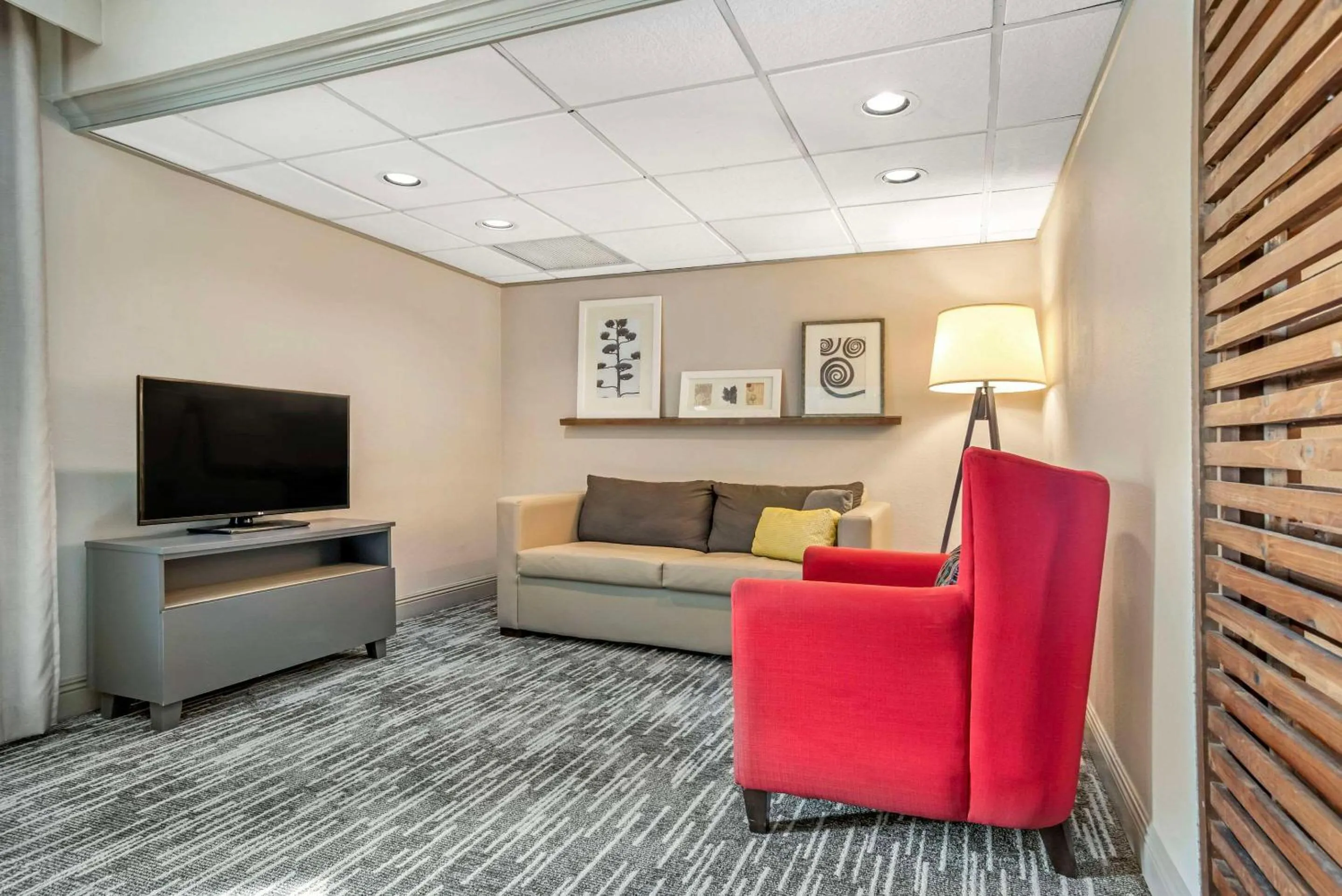 Bedroom in Country Inn & Suites by Radisson, Metairie New Orleans , LA