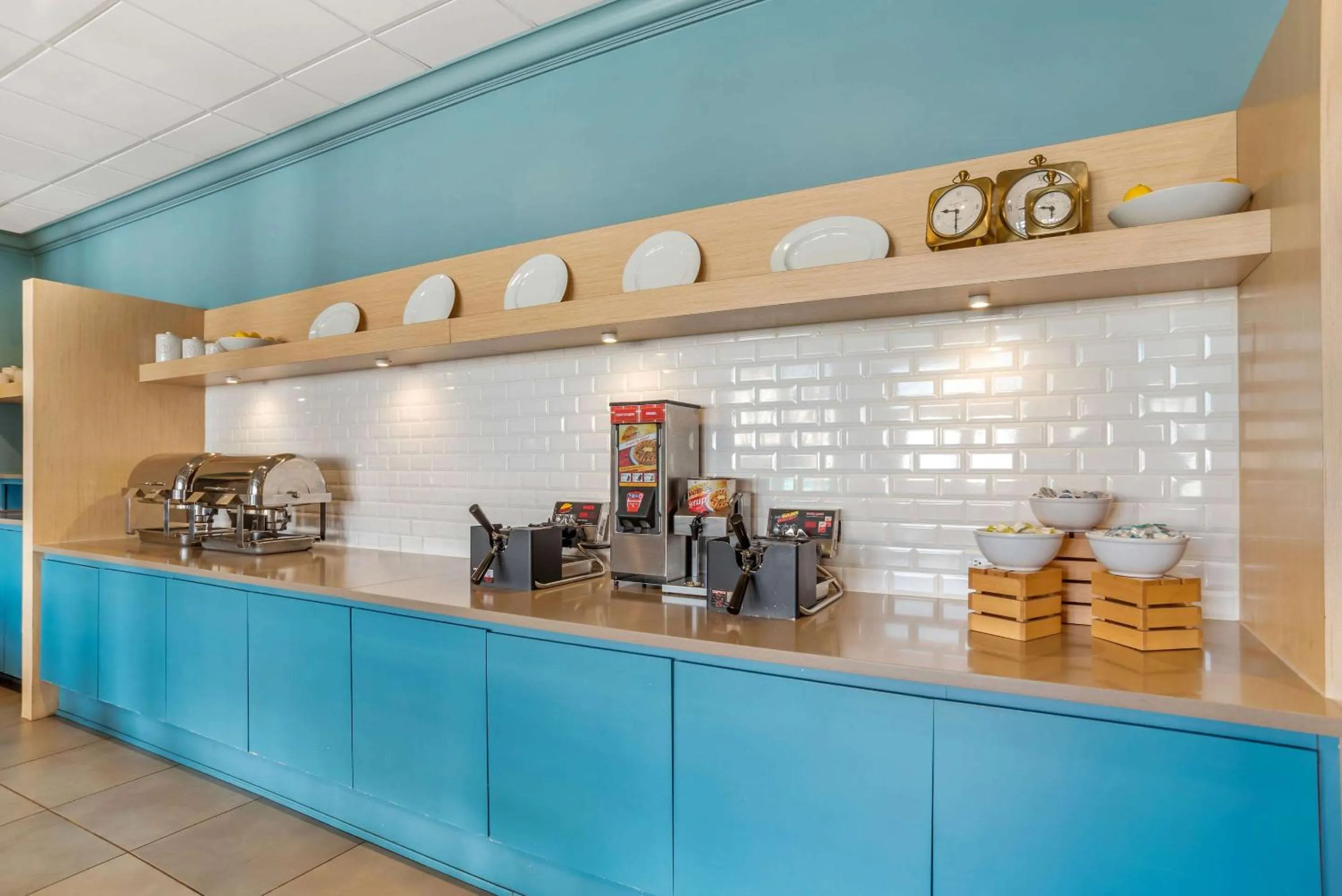 Breakfast in Country Inn & Suites by Radisson, Metairie New Orleans , LA