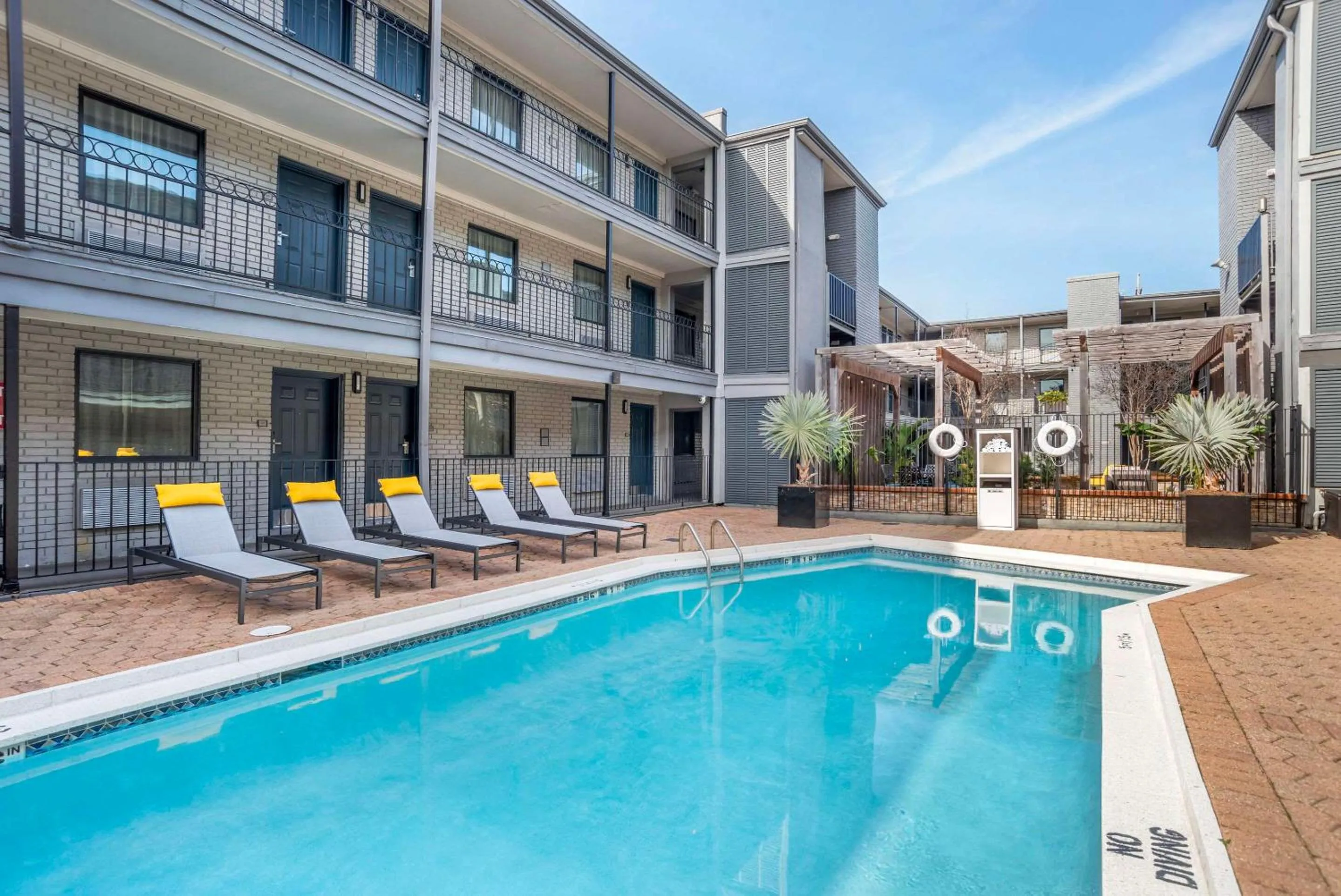 Swimming pool in Country Inn & Suites by Radisson, Metairie New Orleans , LA