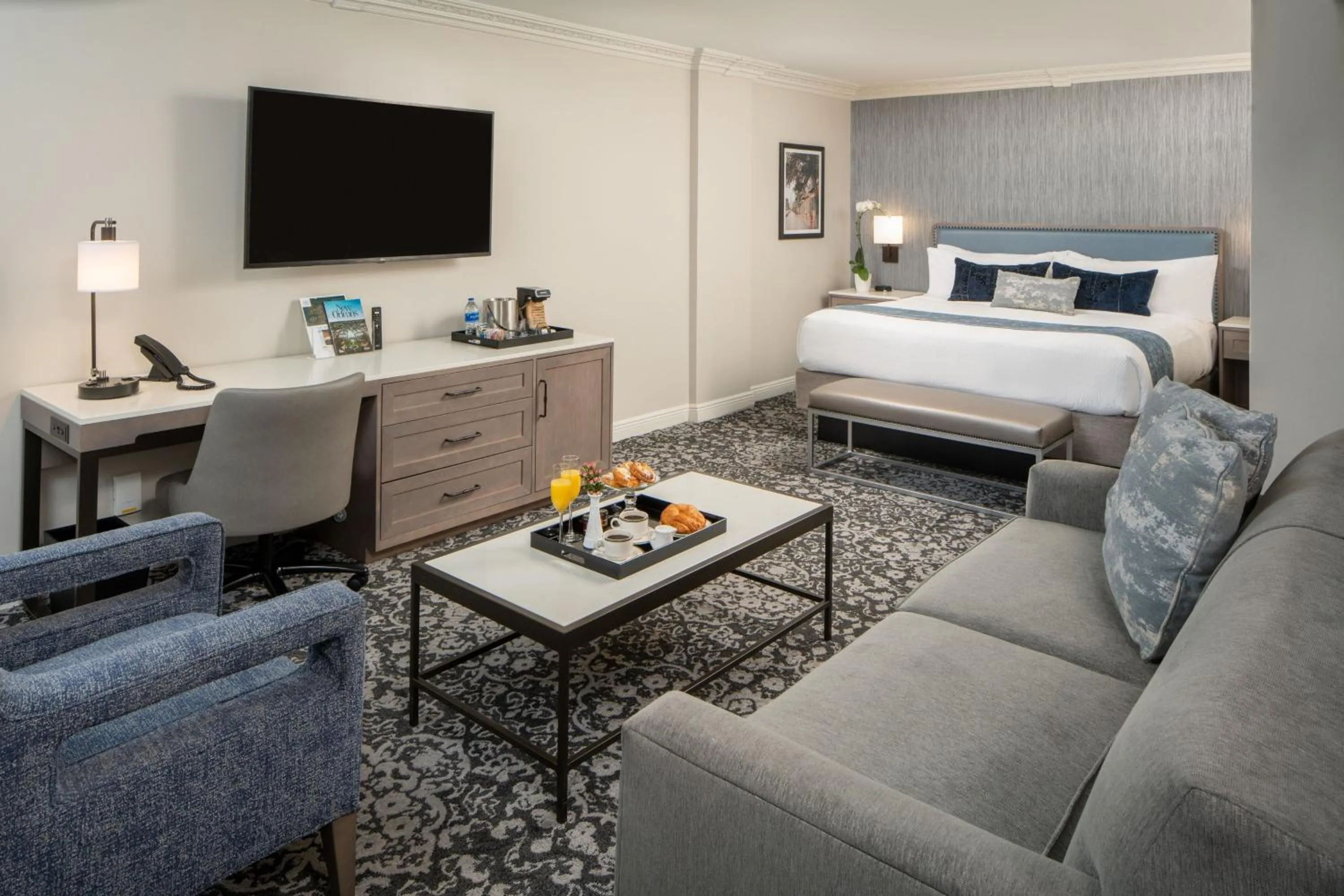 Photo of the whole room, Bed in Four Points by Sheraton French Quarter