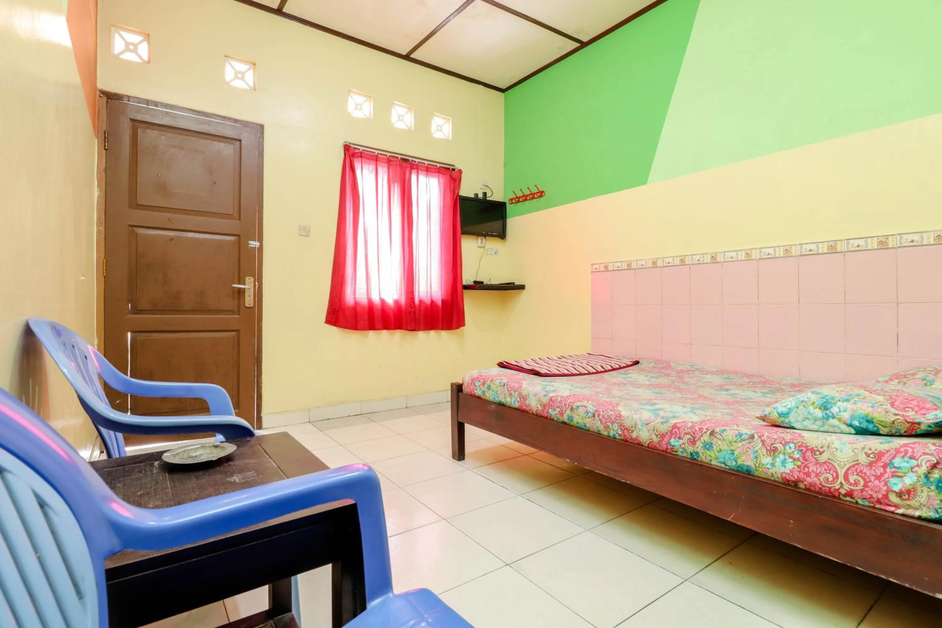 Photo of the whole room, Bed in Primadona Homestay