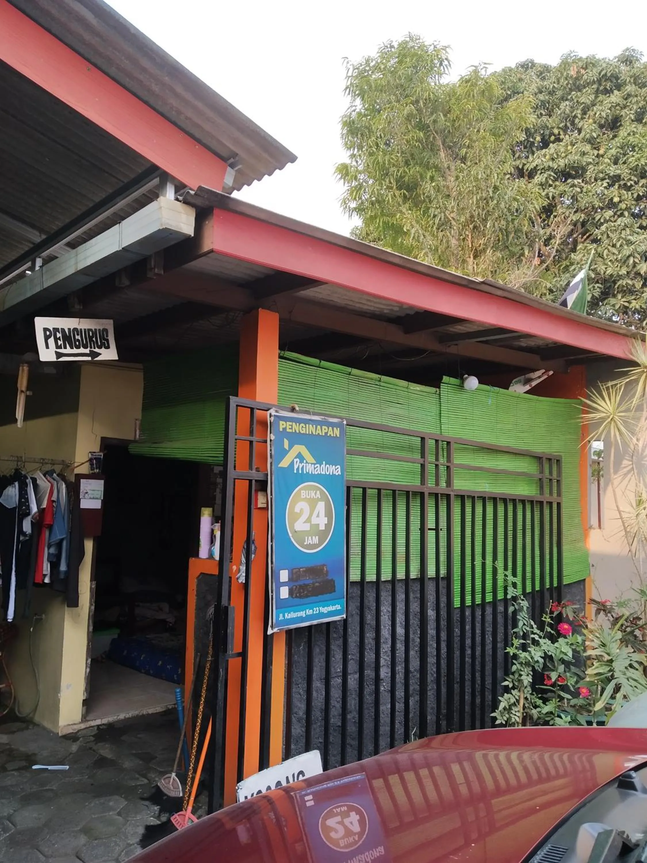 Facade/entrance in Primadona Homestay