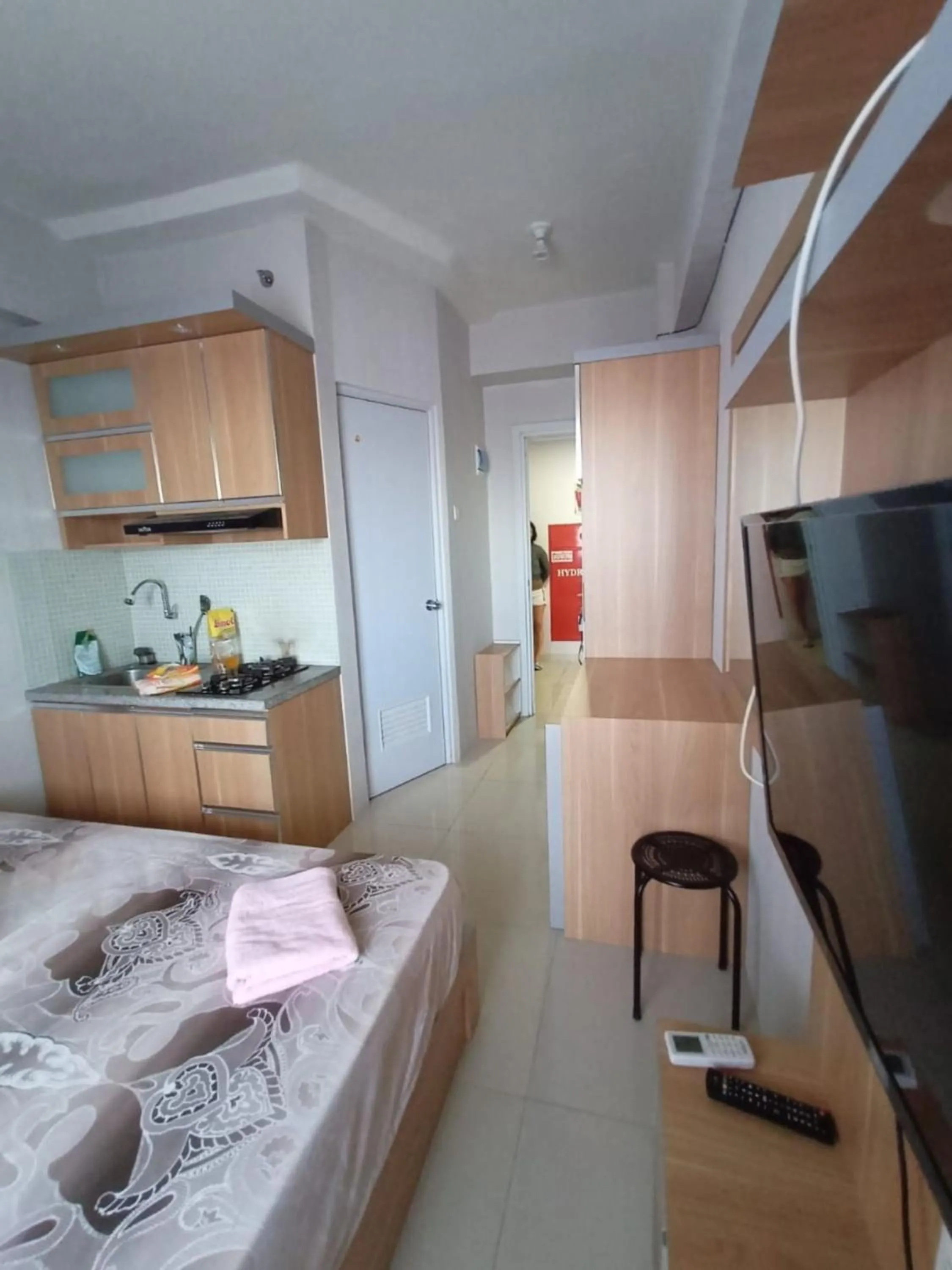 Communal kitchen in Apartment Green Pramuka by Vincent