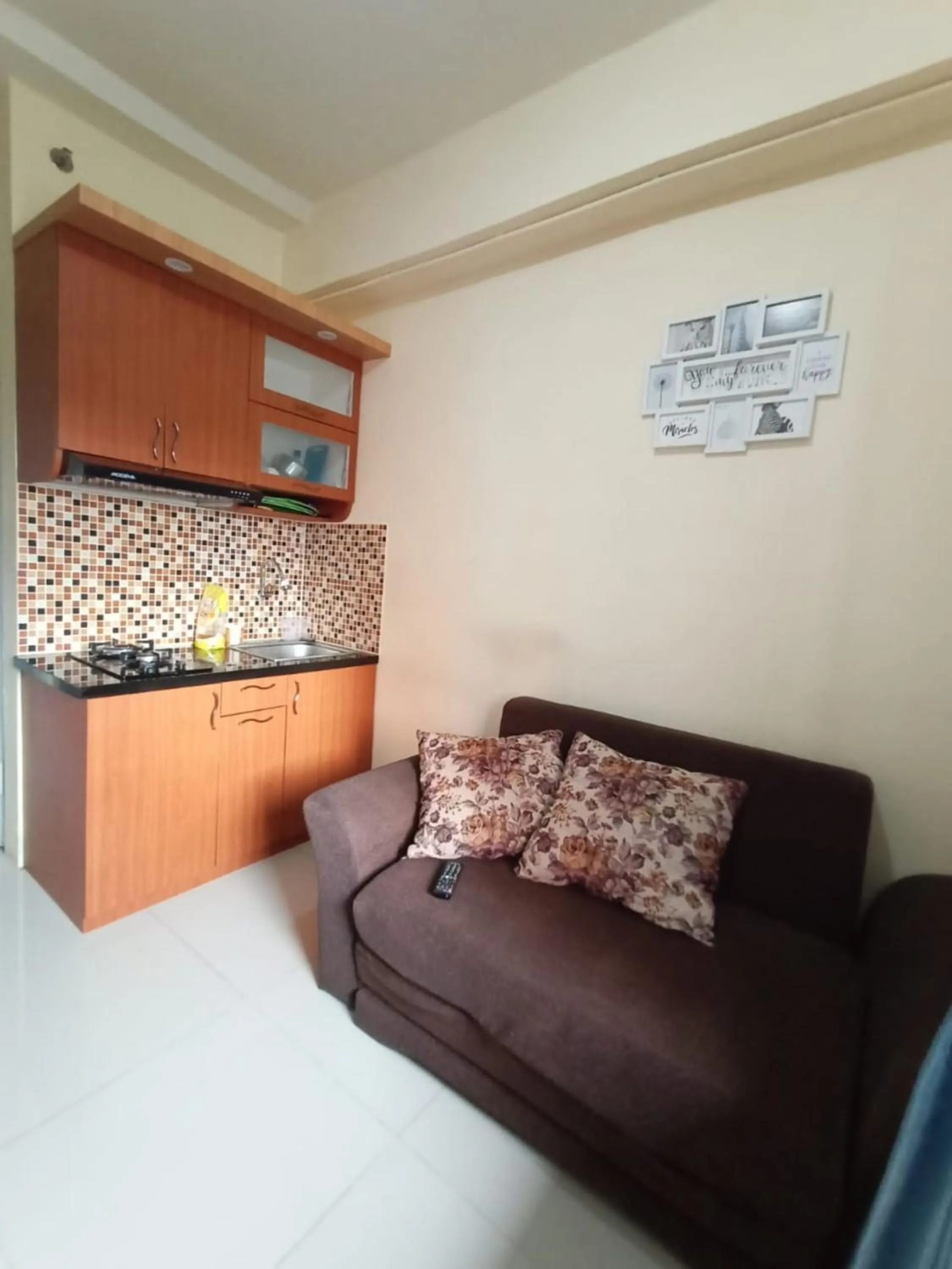 Communal lounge/ TV room in Apartment Green Pramuka by Vincent