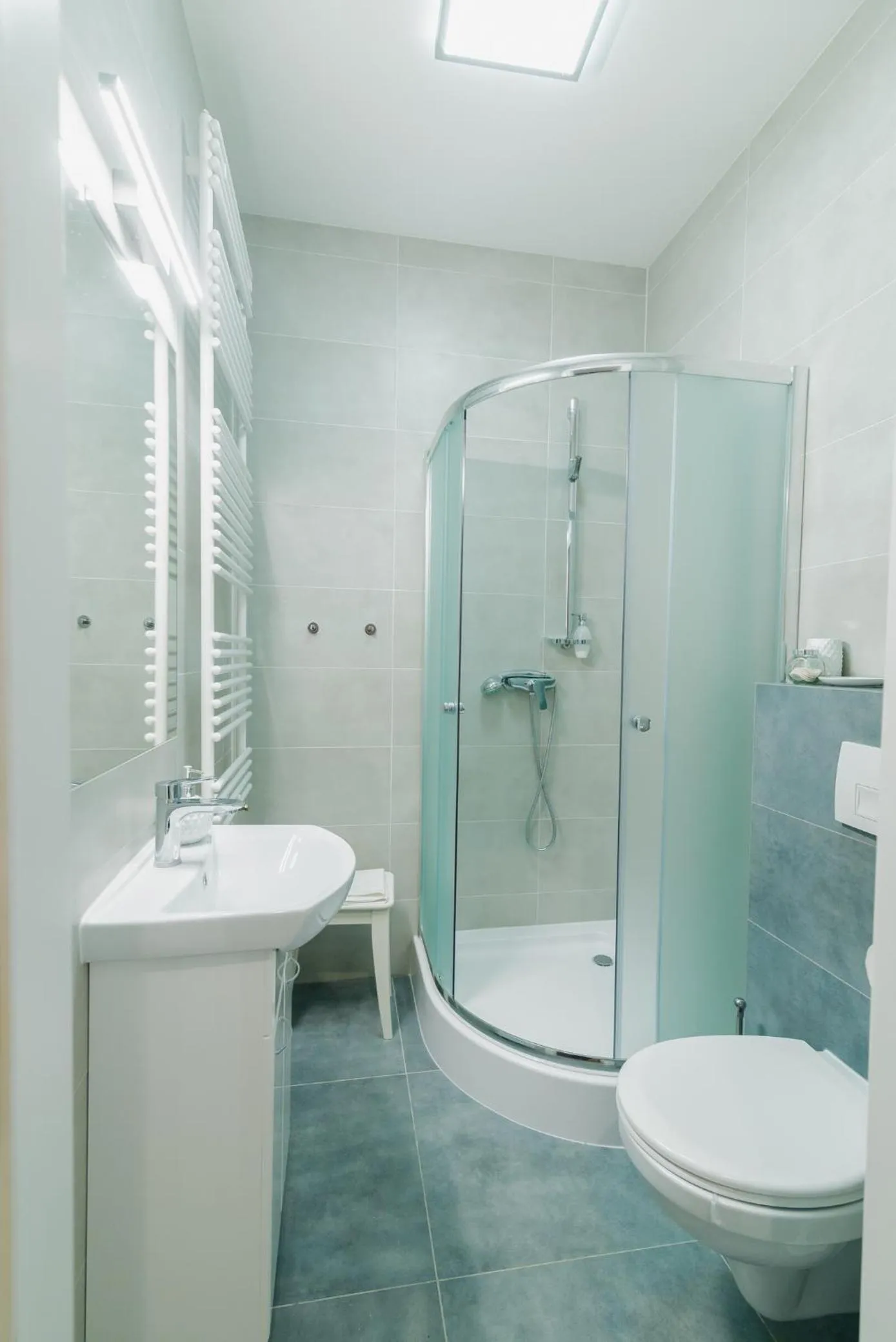 Shower in Oak Tree Old Town Apartments