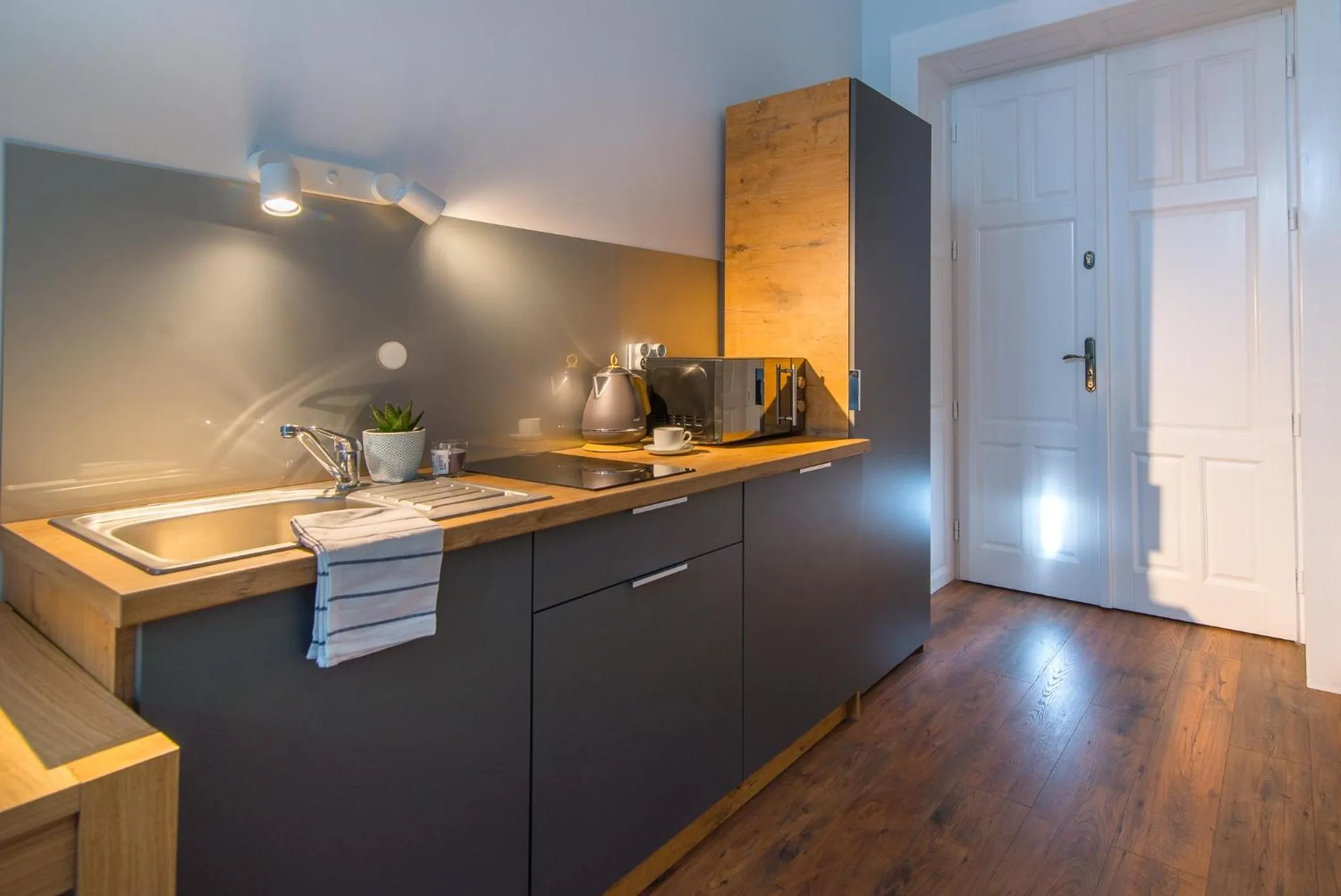 Kitchen or kitchenette in Oak Tree Old Town Apartments