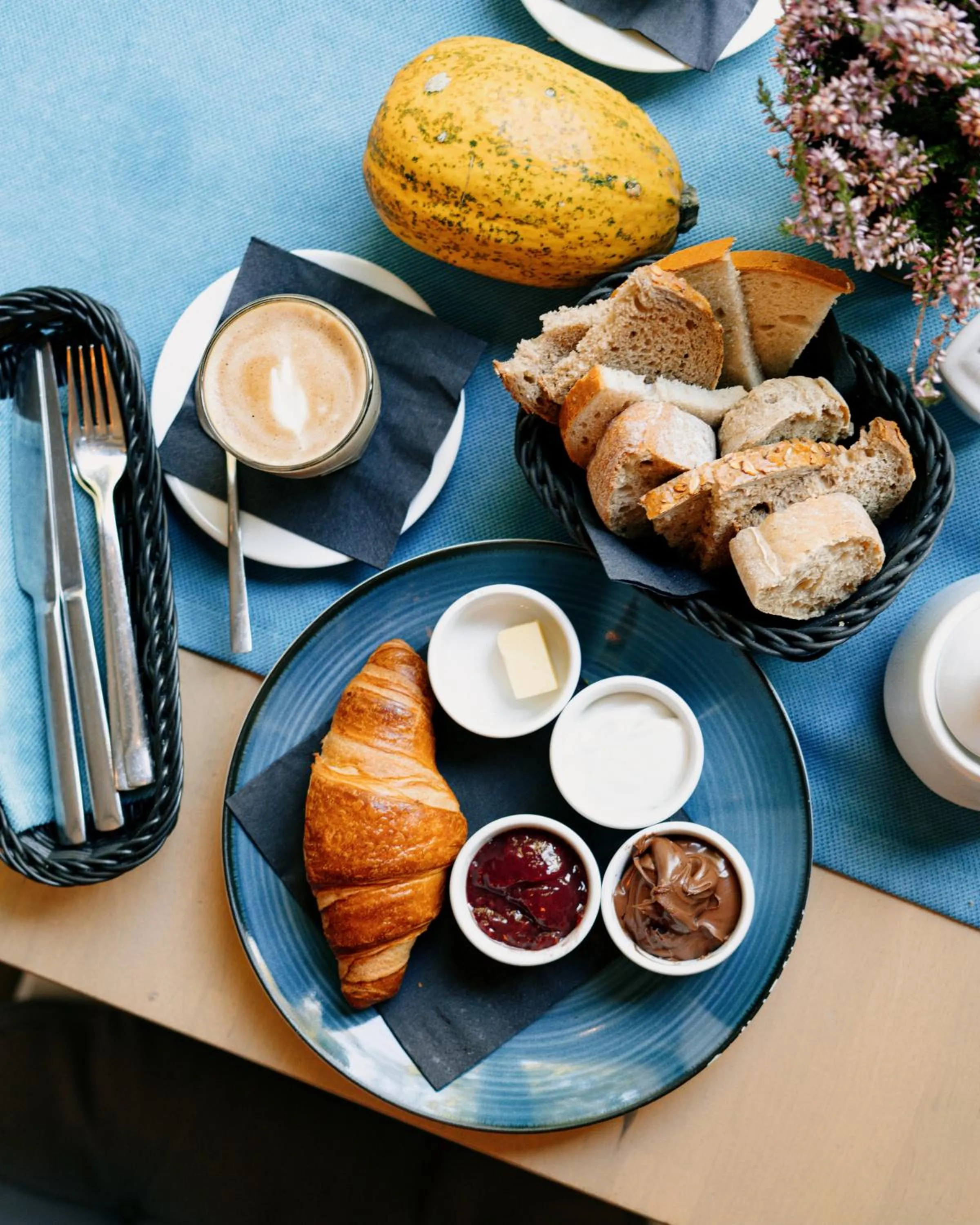 Breakfast in Oak Tree Old Town Apartments