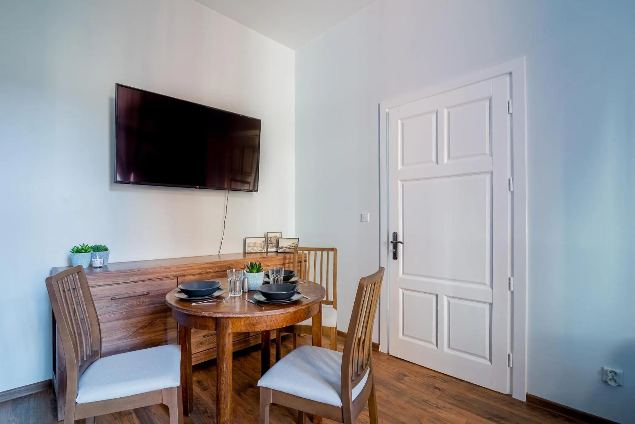 Communal lounge/ TV room in Oak Tree Old Town Apartments