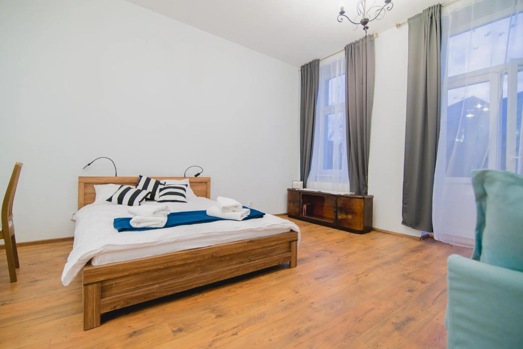 Bed in Oak Tree Old Town Apartments