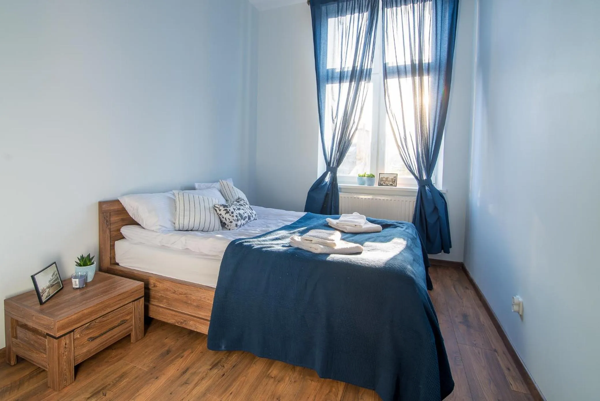 Bed in Oak Tree Old Town Apartments