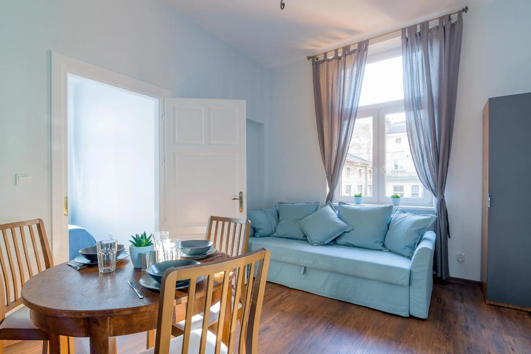 Living room in Oak Tree Old Town Apartments