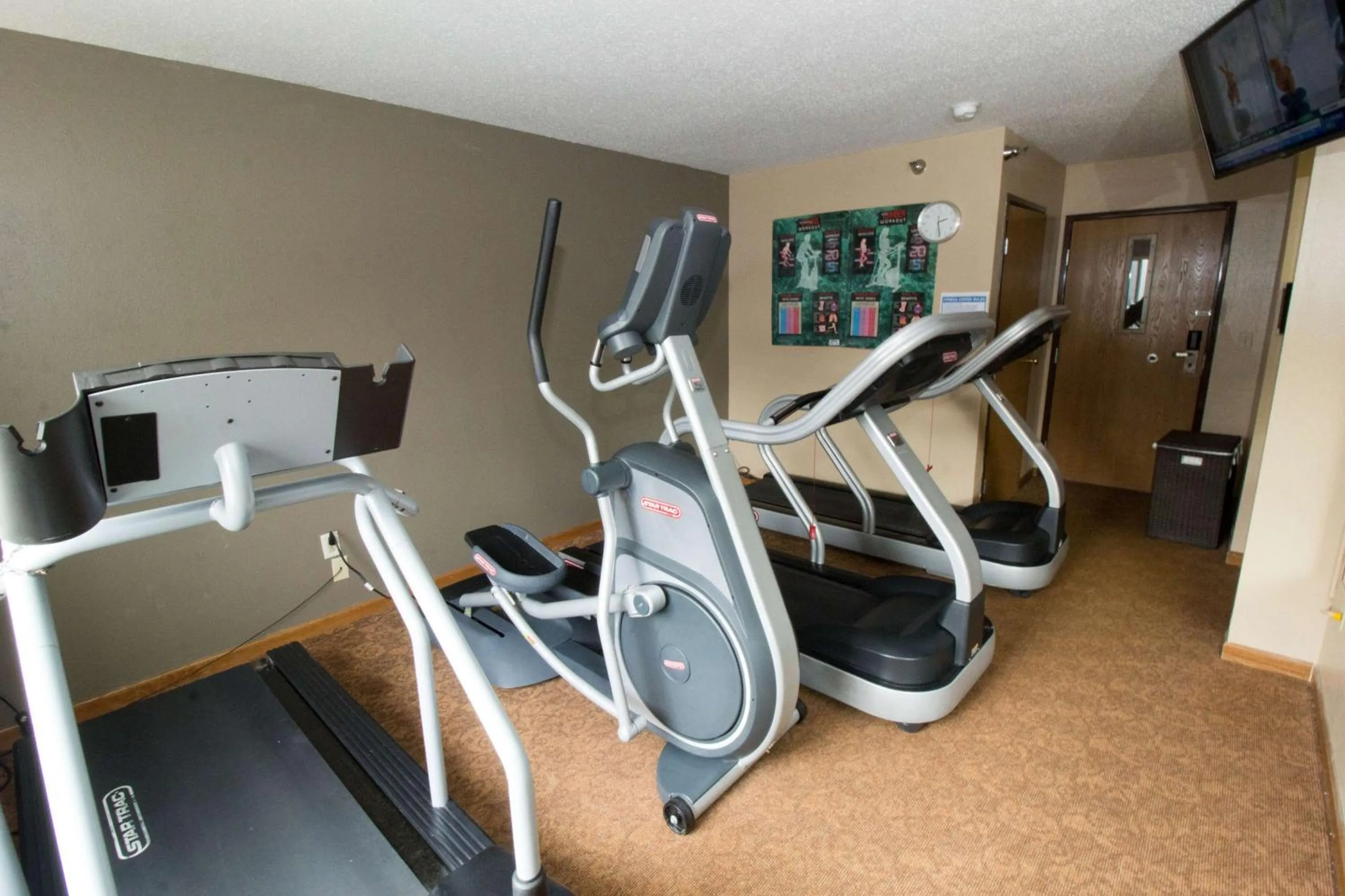 Fitness centre/facilities in Super 8 by Wyndham Chicago O'Hare Airport