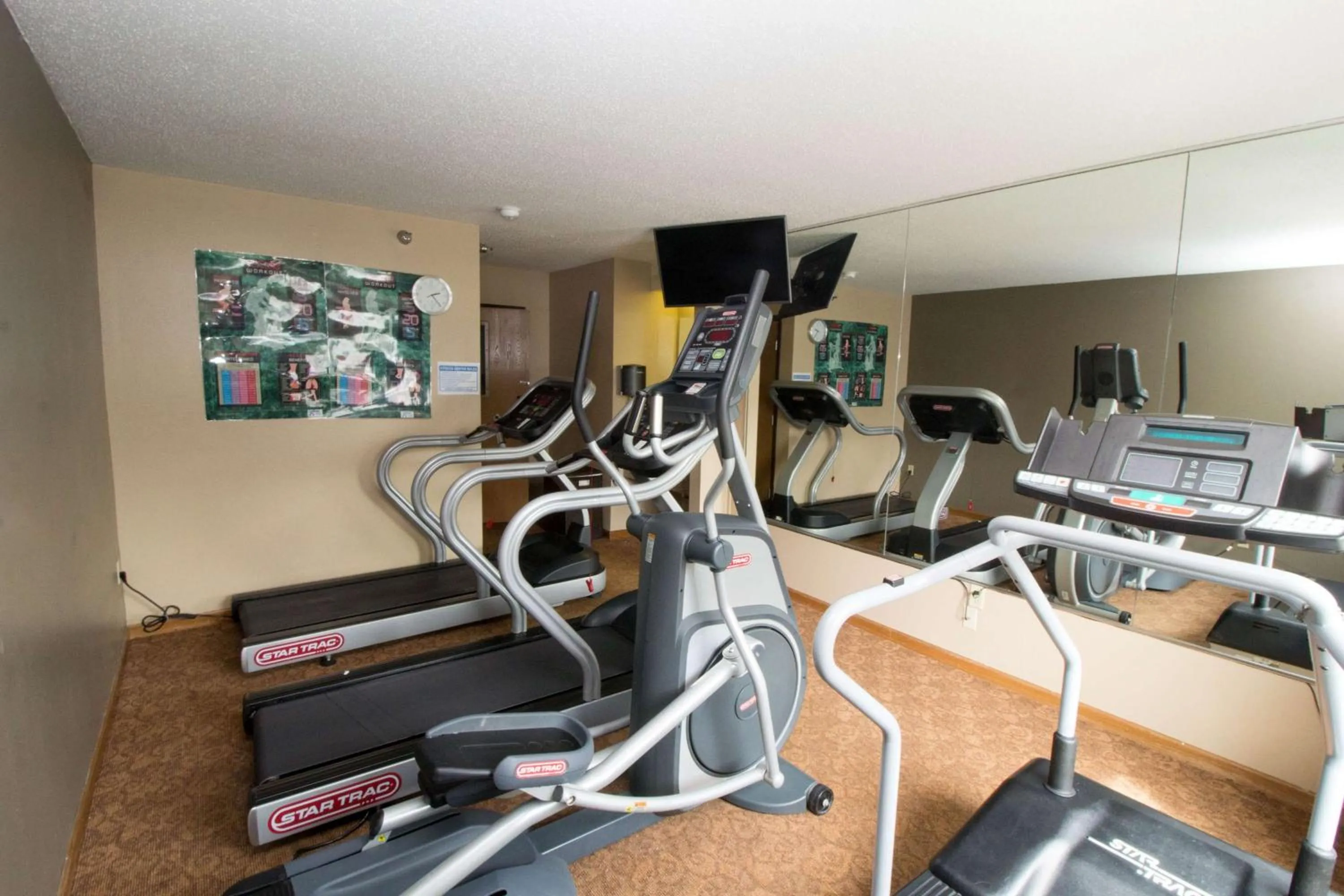 Fitness centre/facilities in Super 8 by Wyndham Chicago O'Hare Airport