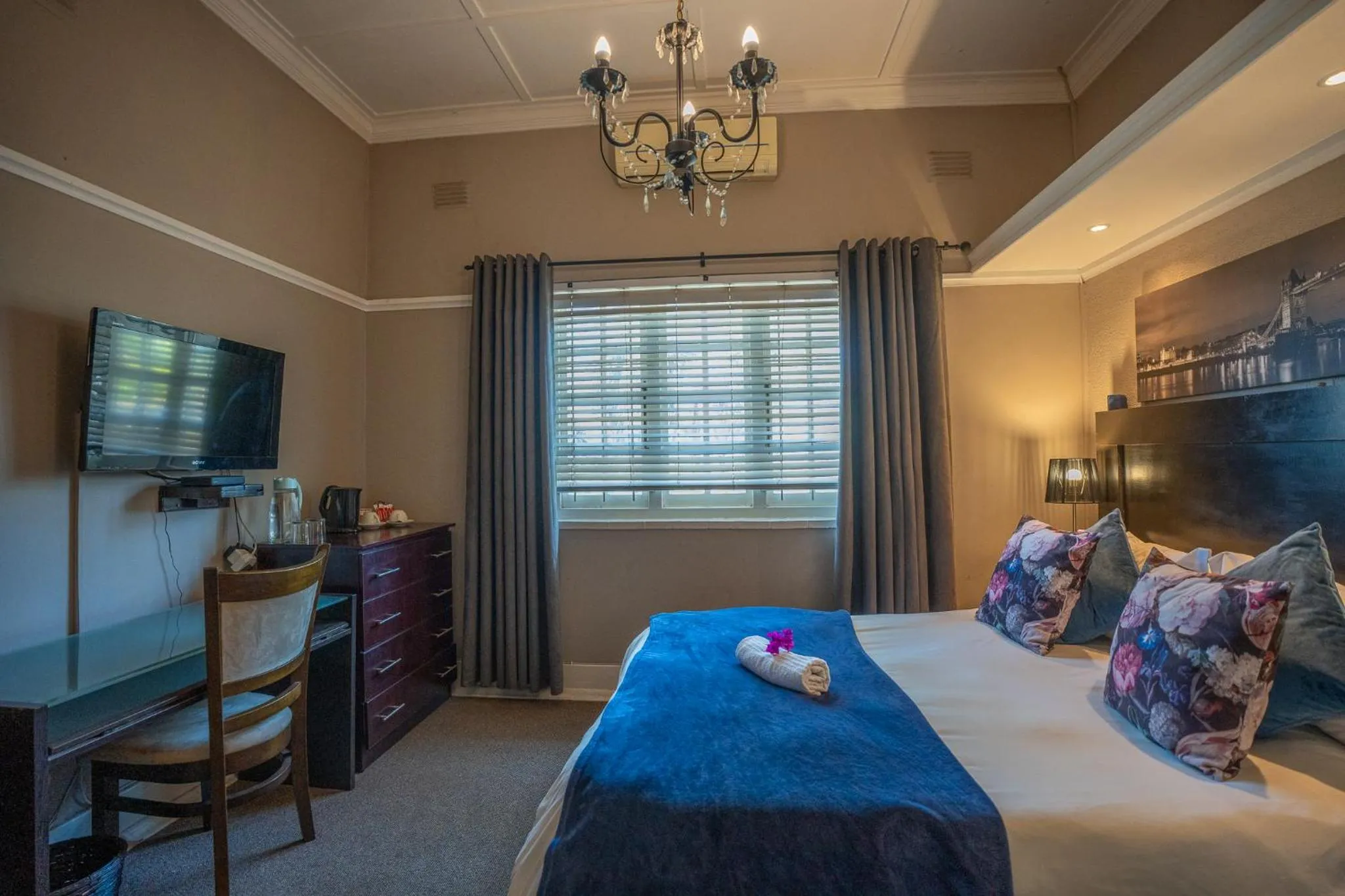 Bedroom, Bed in Palm Tree Manor