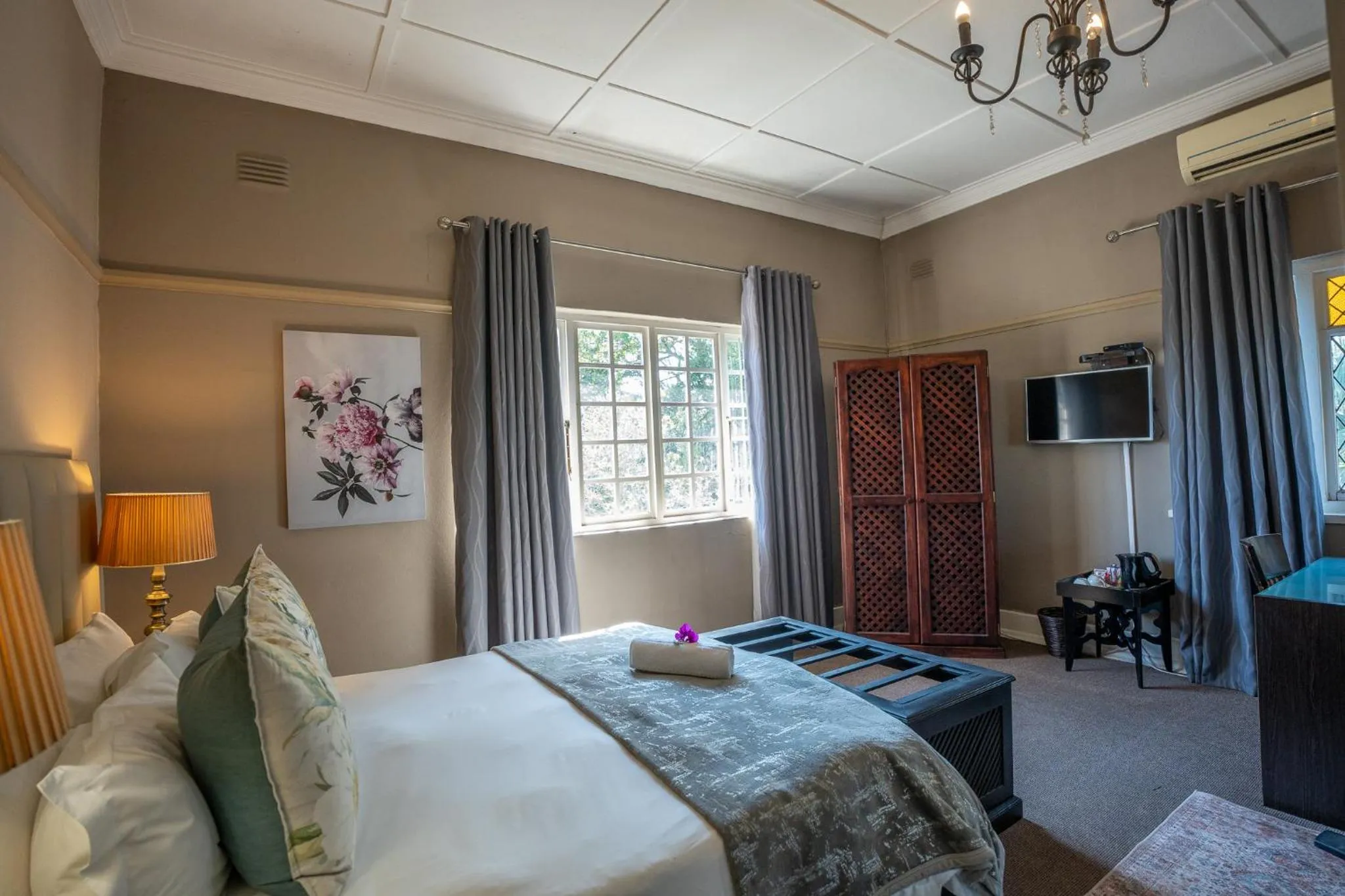 Photo of the whole room, Bed in Palm Tree Manor