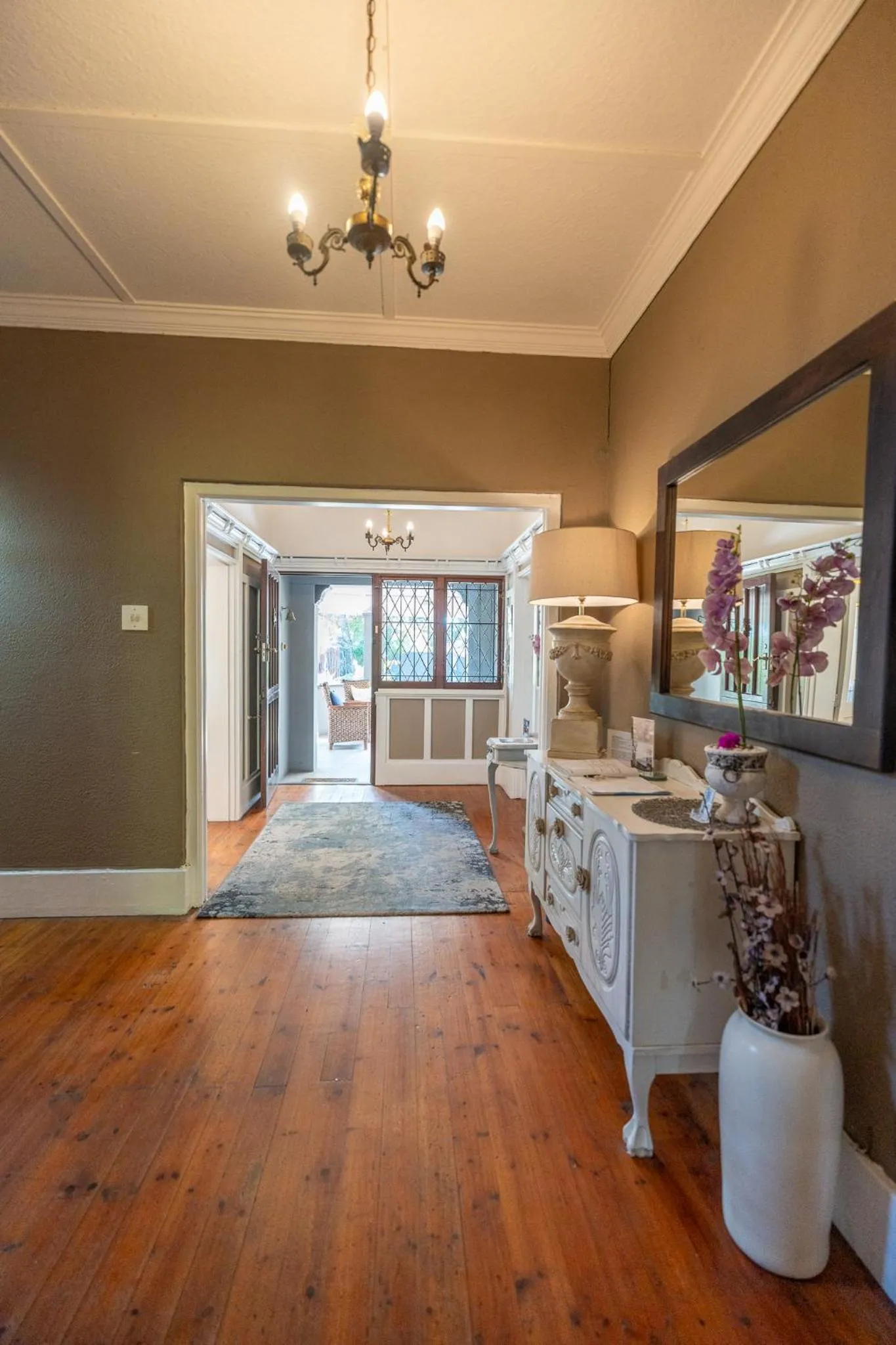 Facade/entrance in Palm Tree Manor