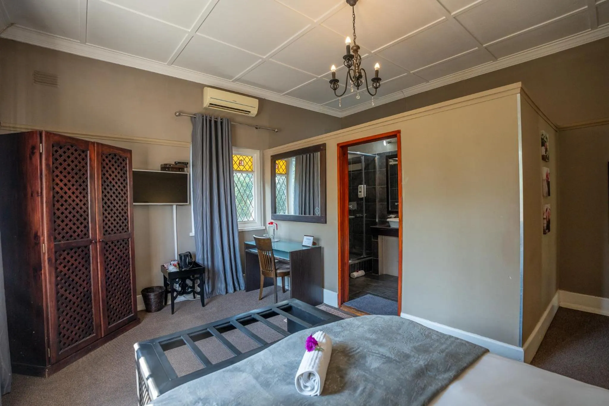 Photo of the whole room, Bed in Palm Tree Manor