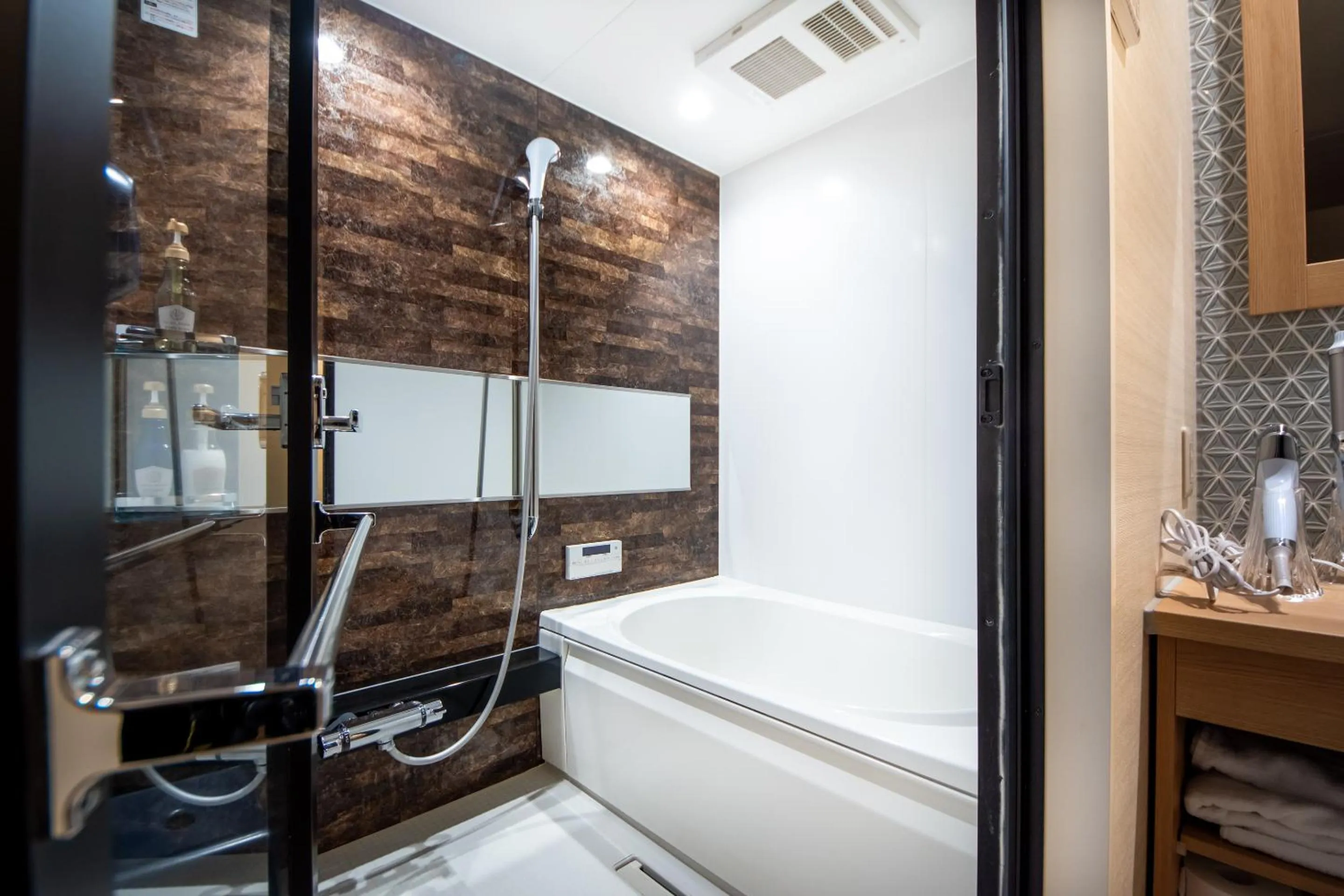 Shower in Hotel Naranohamori