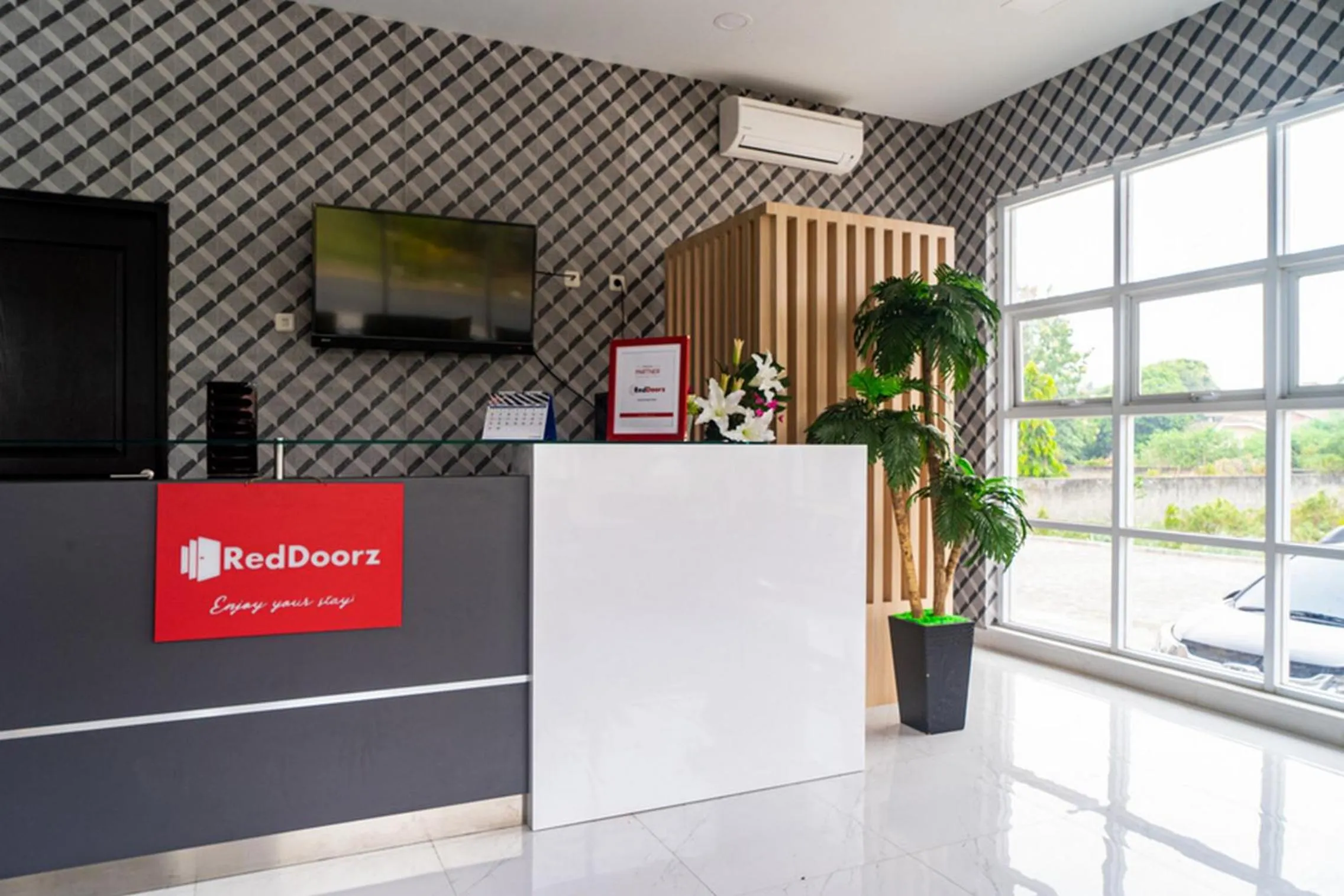 Lobby or reception in RedDoorz Plus near Teras Kota 3