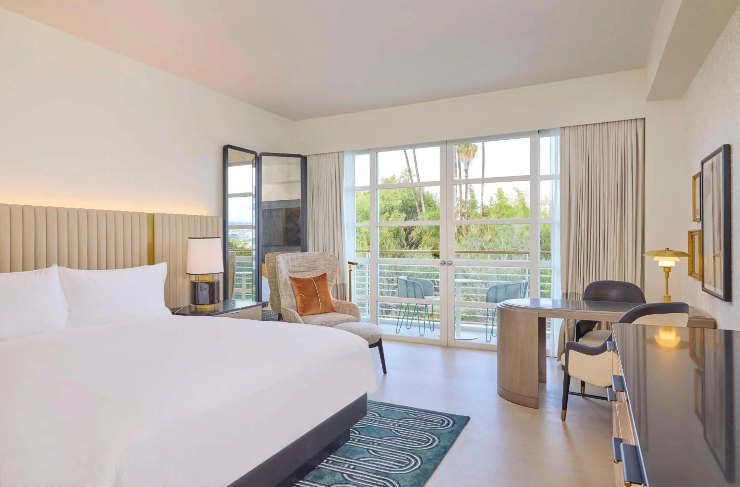 Bed in Cameo Beverly Hills, LXR Hotels & Resorts