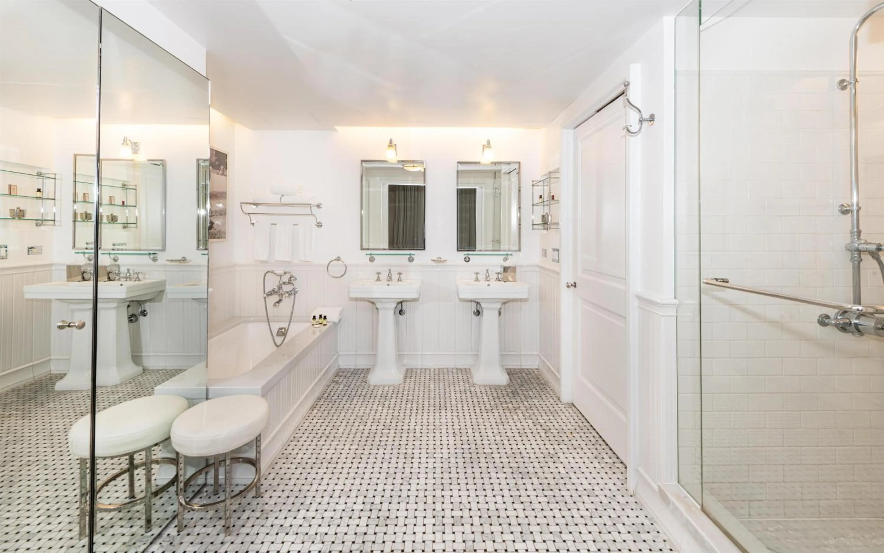 Bathroom in Cameo Beverly Hills, LXR Hotels & Resorts