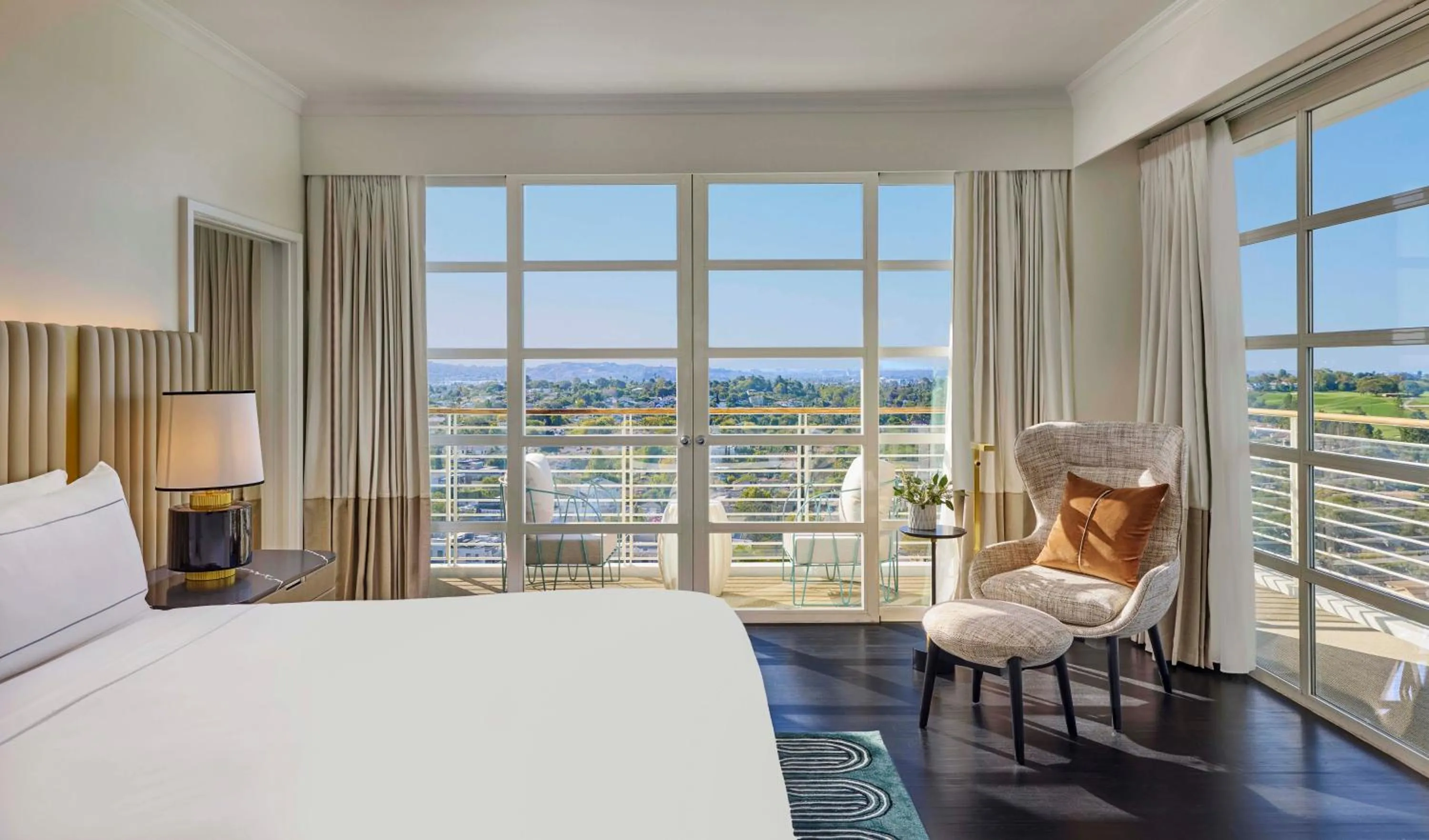 Seating area, Bed in Cameo Beverly Hills