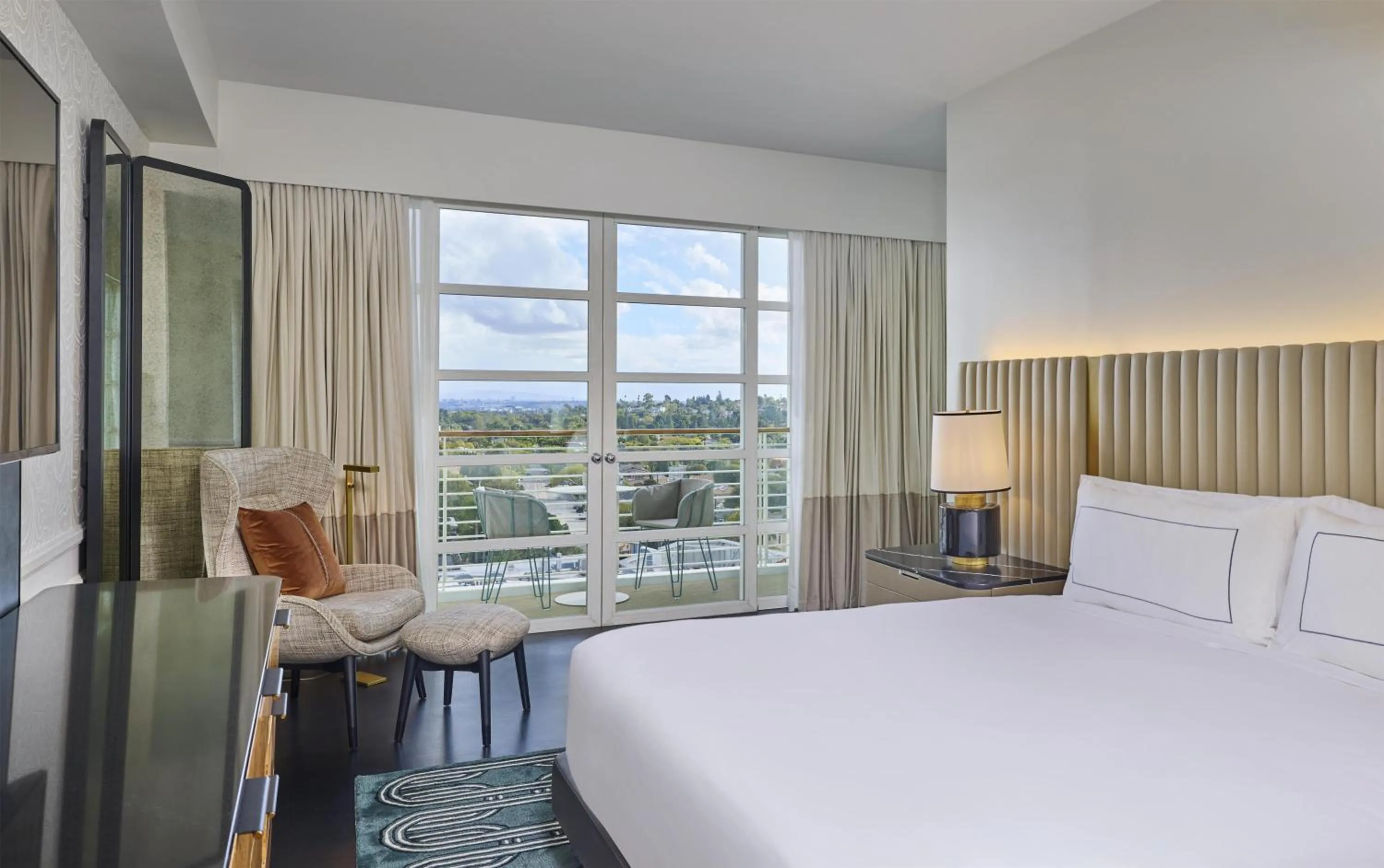 Bed in Cameo Beverly Hills, LXR Hotels & Resorts