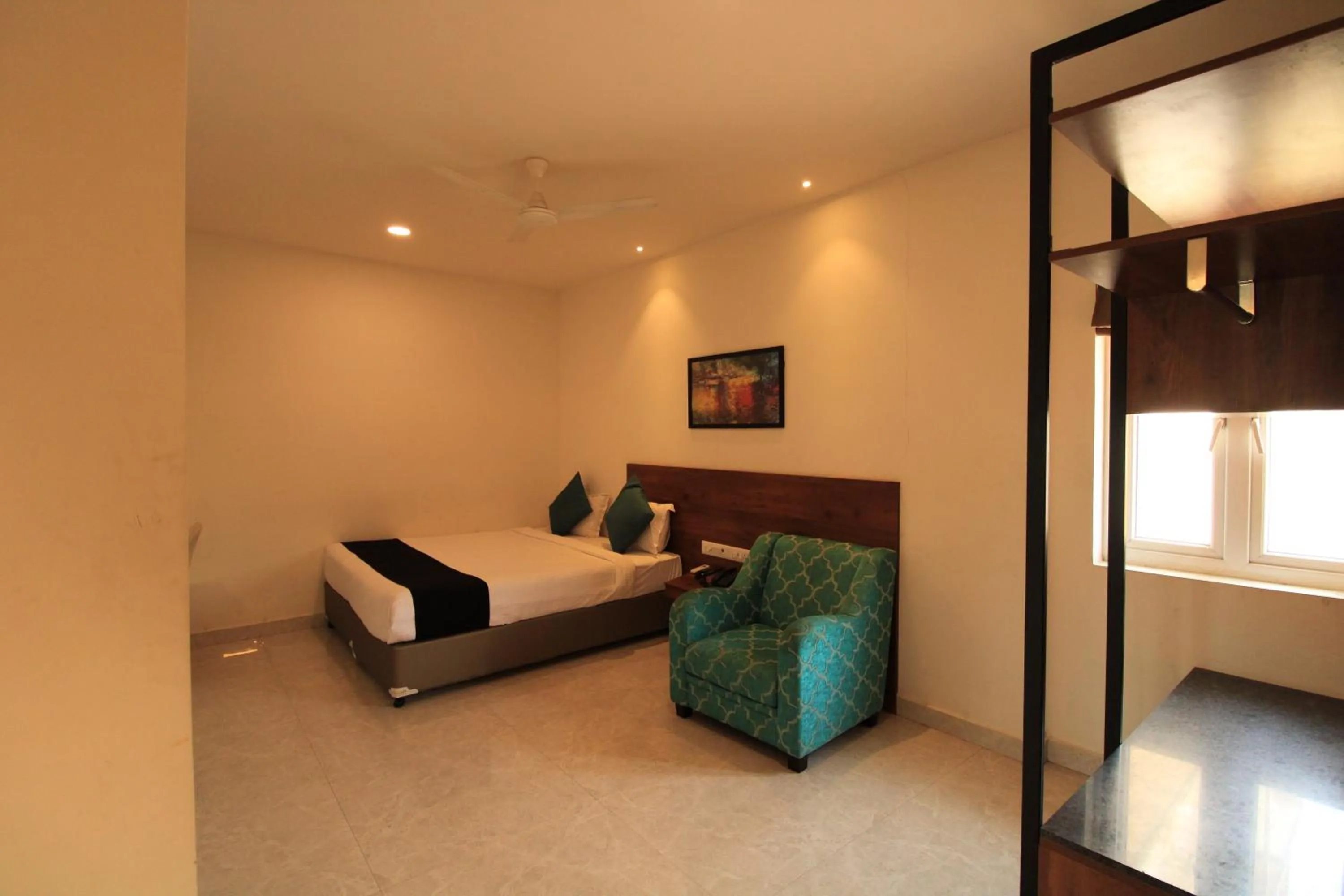 Living room, Bed in Arunaa Inn Airport Hotel,Chennai